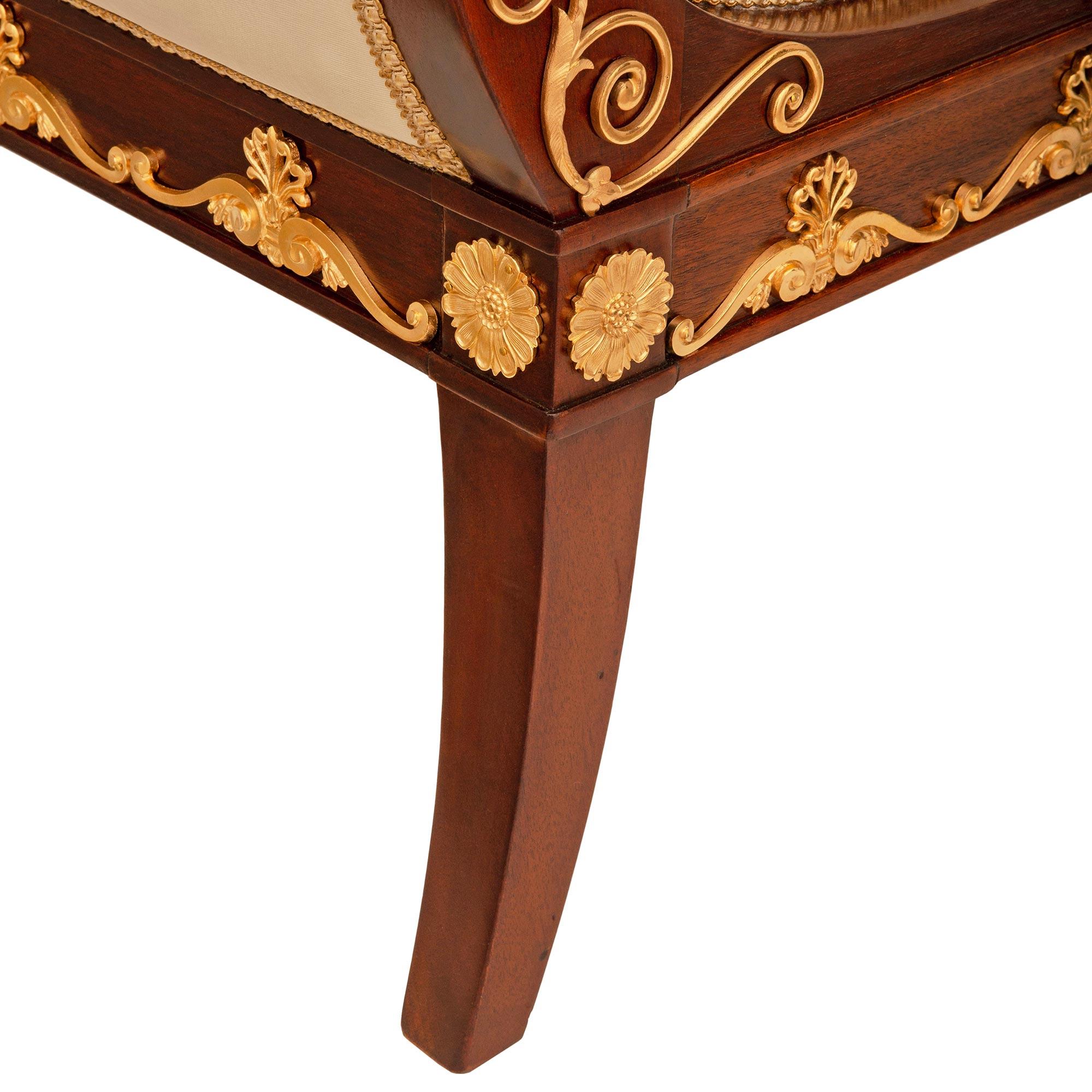 Französische Chaise aus Mahagoni und Goldbronze aus der Empire-Periode des frühen 19. Jahrhunderts, um 1805 im Angebot 5