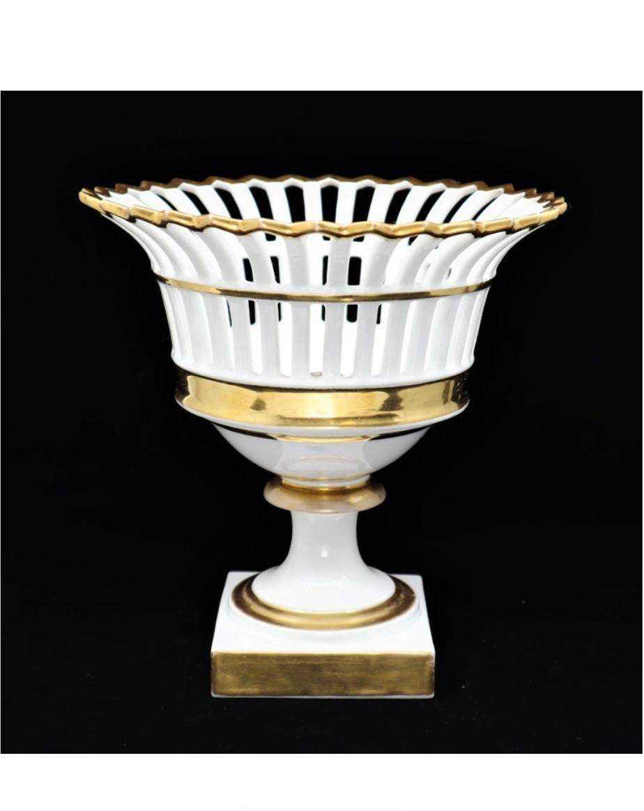 French Empire Paris porcelain gilt reticulated centerpiece basket.
Ideal decorative centerpiece to hold flowers or fruits on a dining table

Dimensions: 21.5cm (H) x 21cm (D).