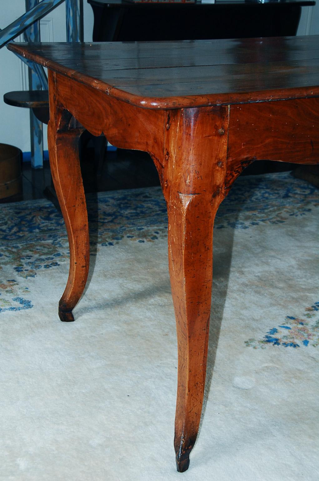 French Early 19th Century Farmhouse Table in Cherry with Cabriole Legs In Good Condition In Wells, ME