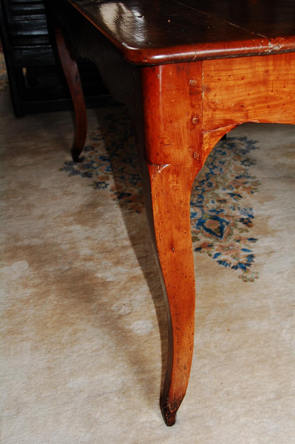 French Early 19th Century Farmhouse Table in Cherry with Cabriole Legs 1