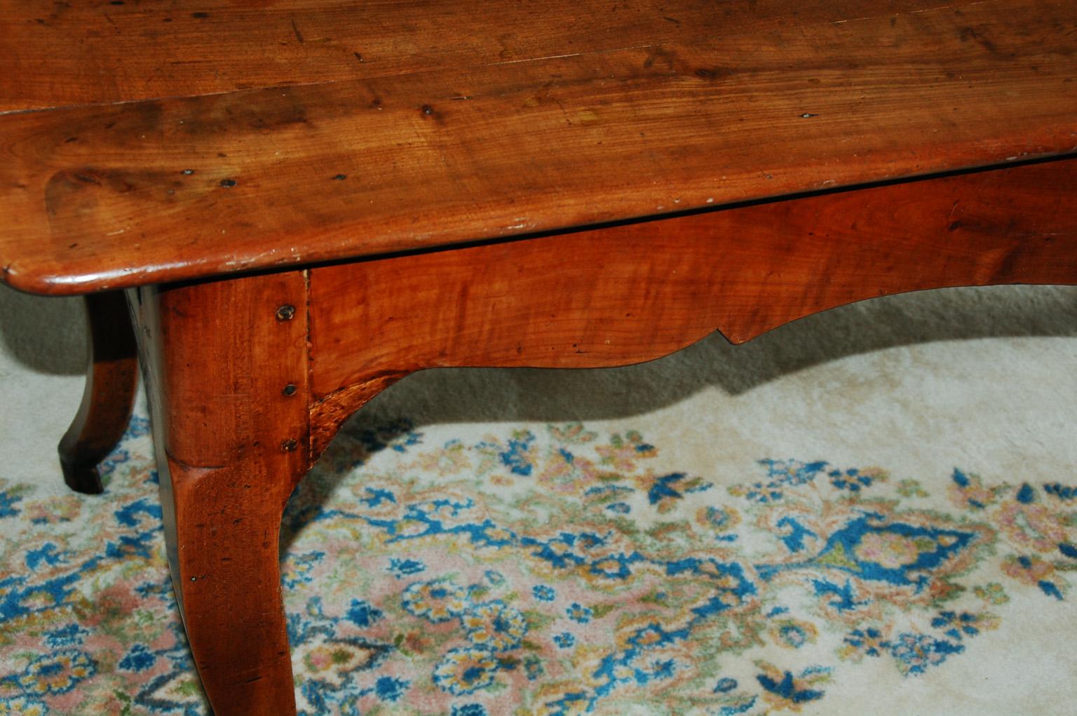 French Early 19th Century Farmhouse Table in Cherry with Cabriole Legs 2