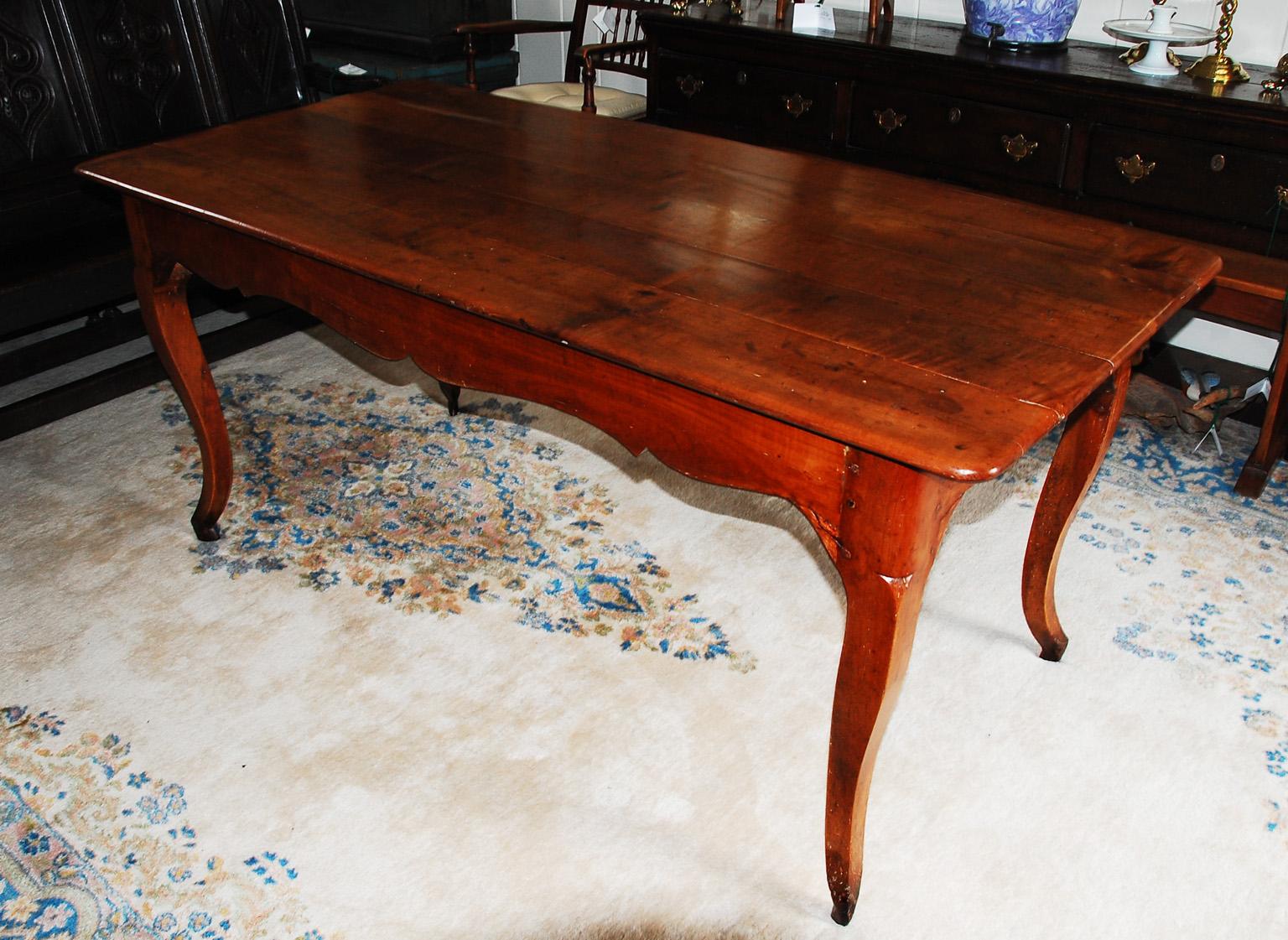 French Early 19th Century Farmhouse Table in Cherry with Cabriole Legs 3
