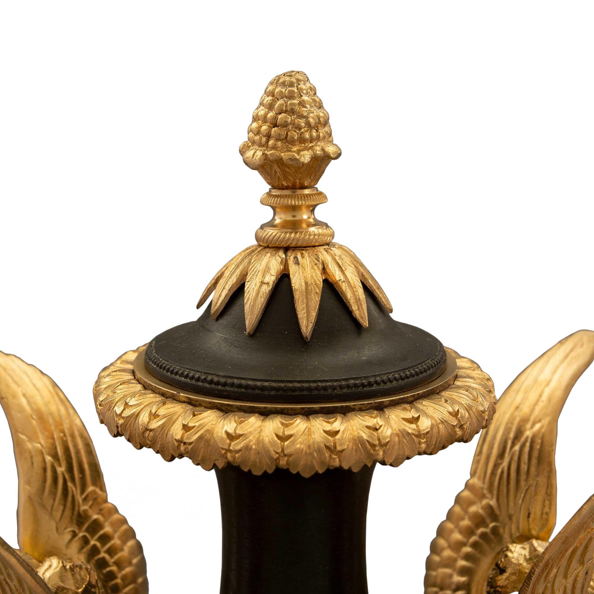 Urnes françaises en bronze patiné et bronze doré du début du XIXe siècle de la période du Premier Empire Bon état - En vente à West Palm Beach, FL