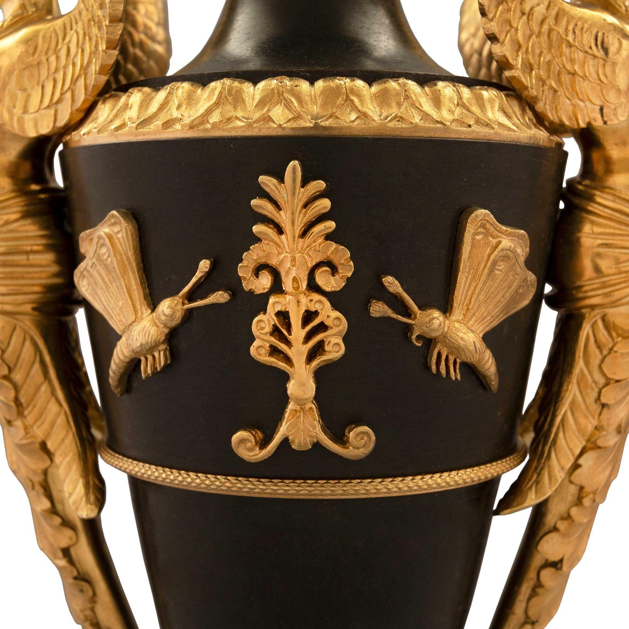Urnes françaises en bronze patiné et bronze doré du début du XIXe siècle de la période du Premier Empire en vente 1