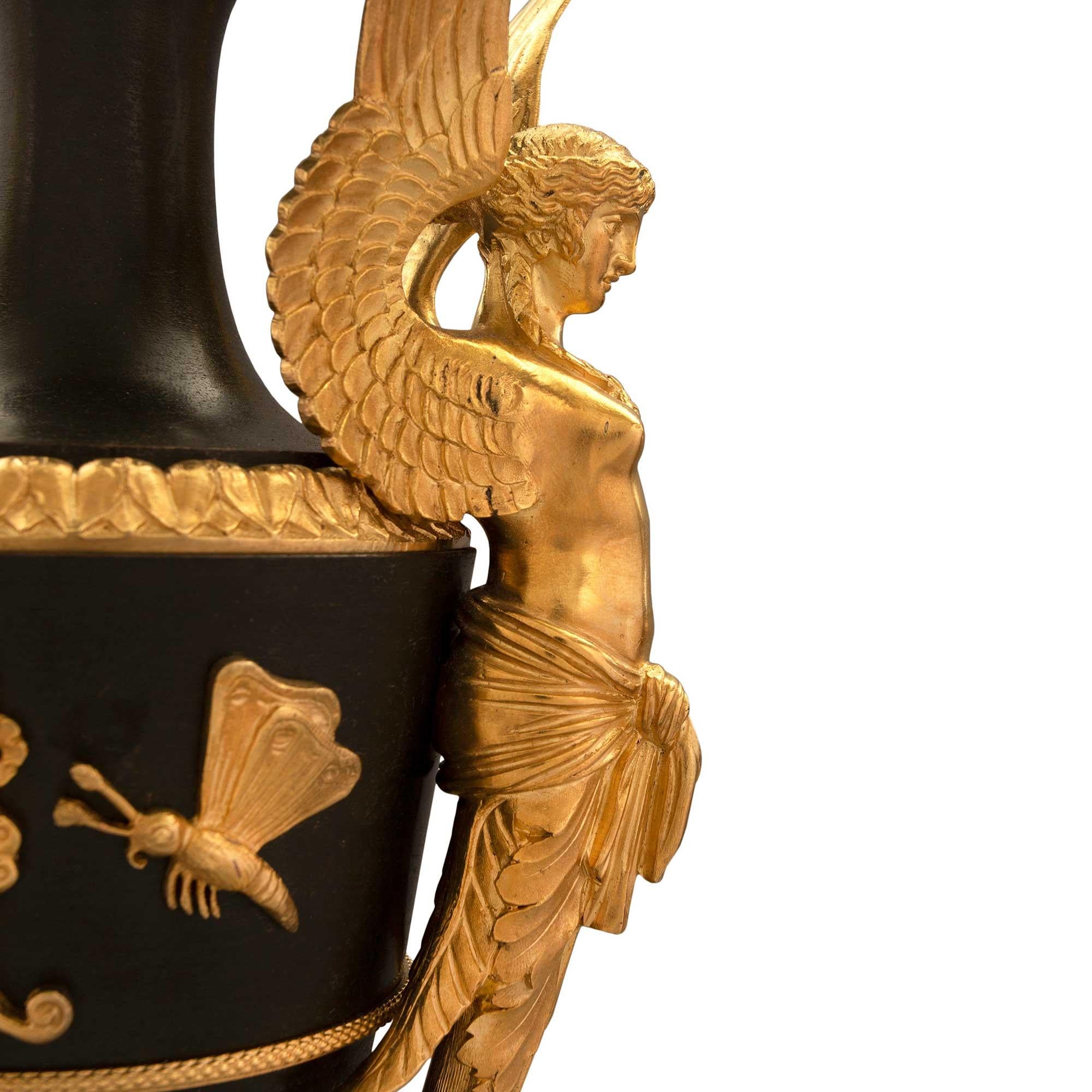 Urnes françaises en bronze patiné et bronze doré du début du XIXe siècle de la période du Premier Empire en vente 2