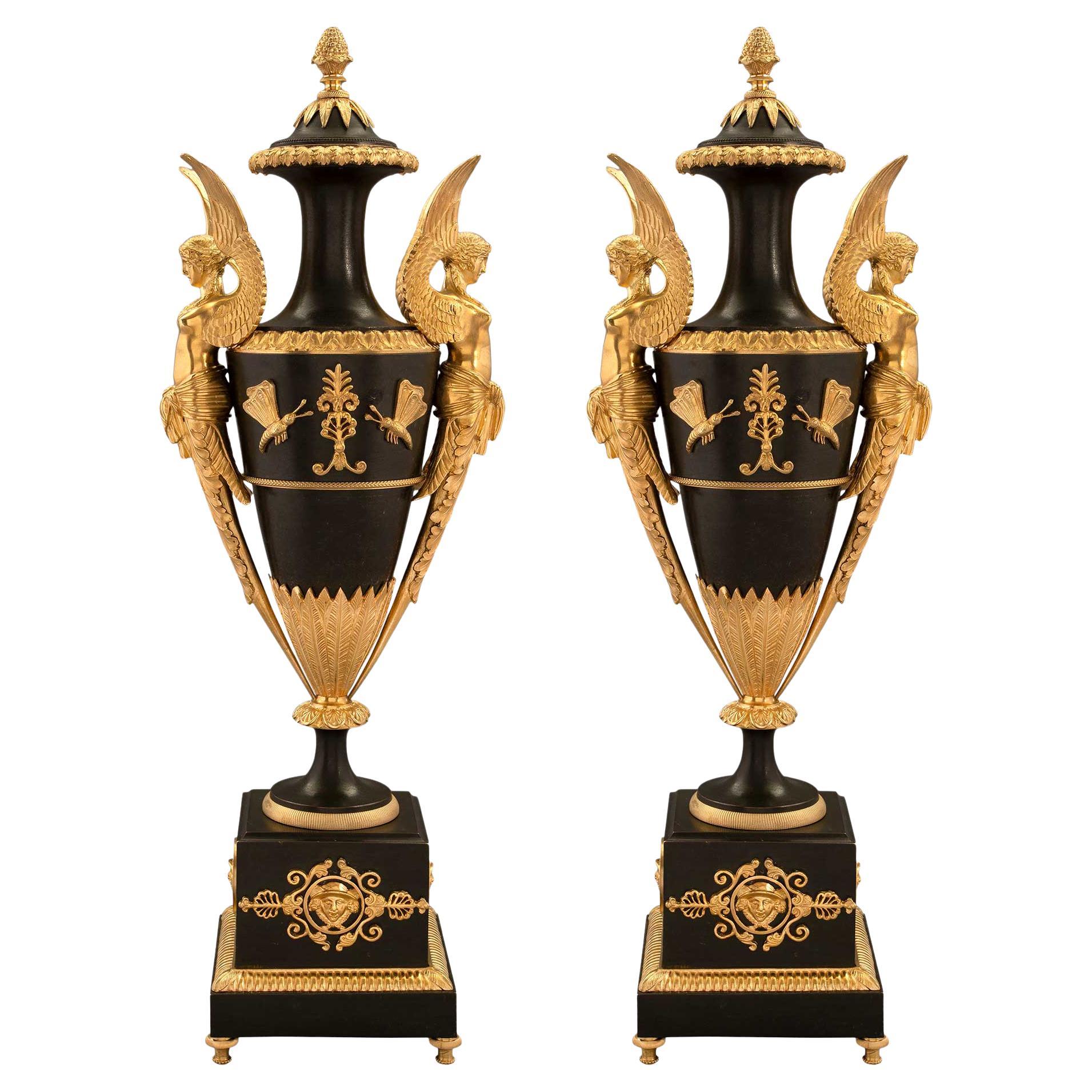 Urne in bronzo patinato e ormeggio francesi del primo Ottocento, periodo Primo Impero