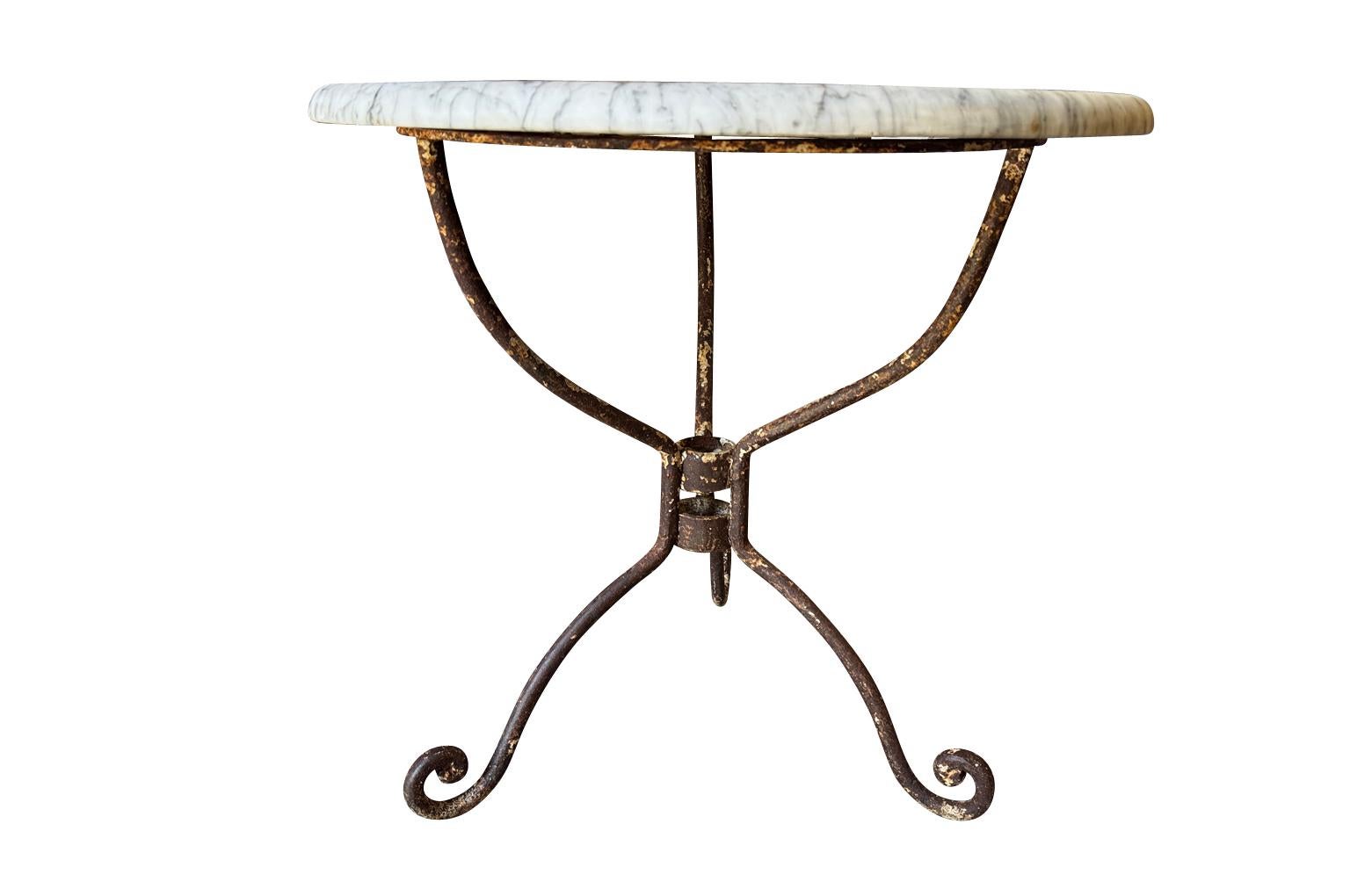 Un delizioso gueridon da giardino dell'inizio del XIX secolo, proveniente dalla regione francese della Provenza. Splendidamente realizzato con una bella base in ferro forgiato a mano e il suo originale piano in marmo spesso. Perfetto per qualsiasi