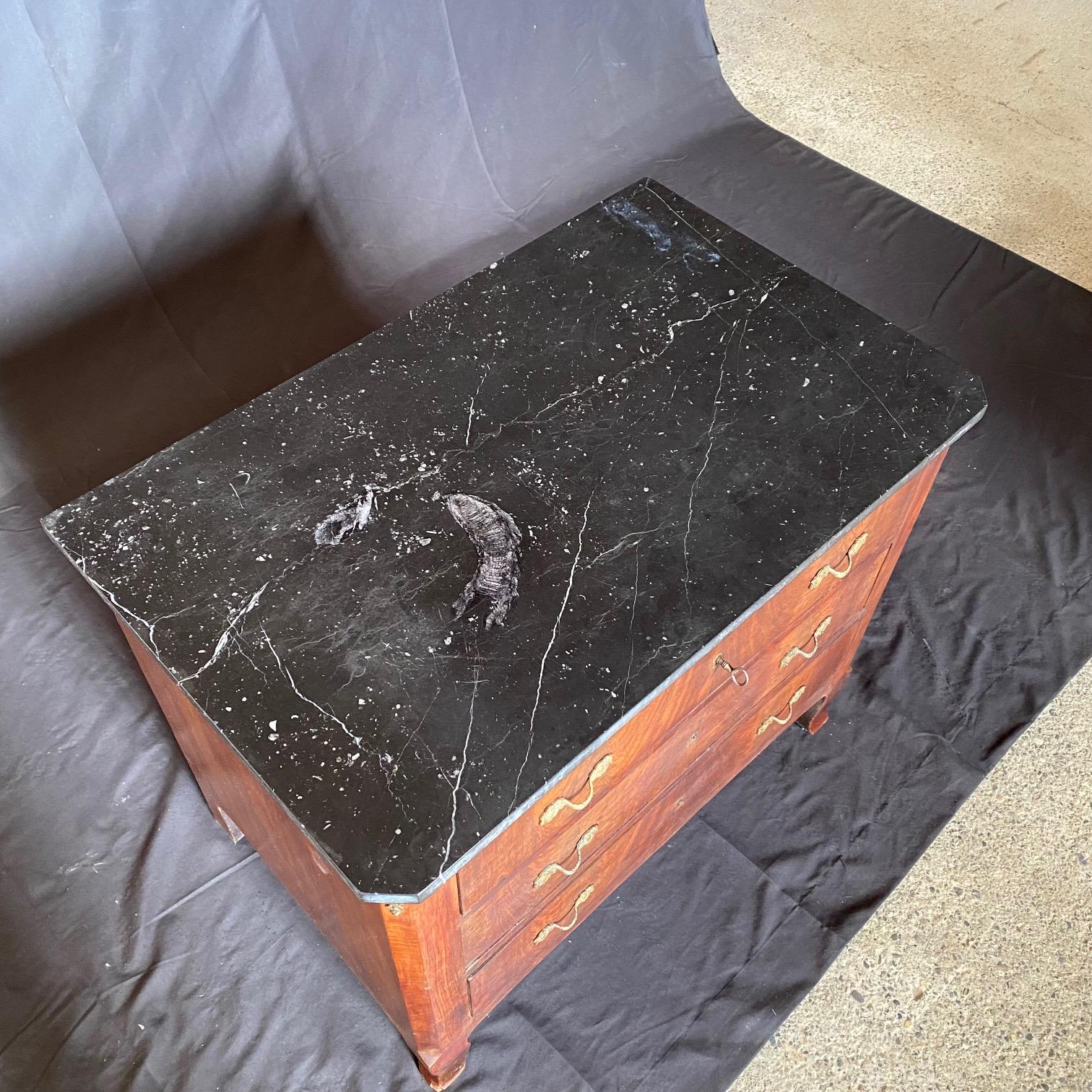 Francese Petite Commode francese dell'inizio del XIX secolo Luigi XV con piano in marmo e radica di noce in vendita