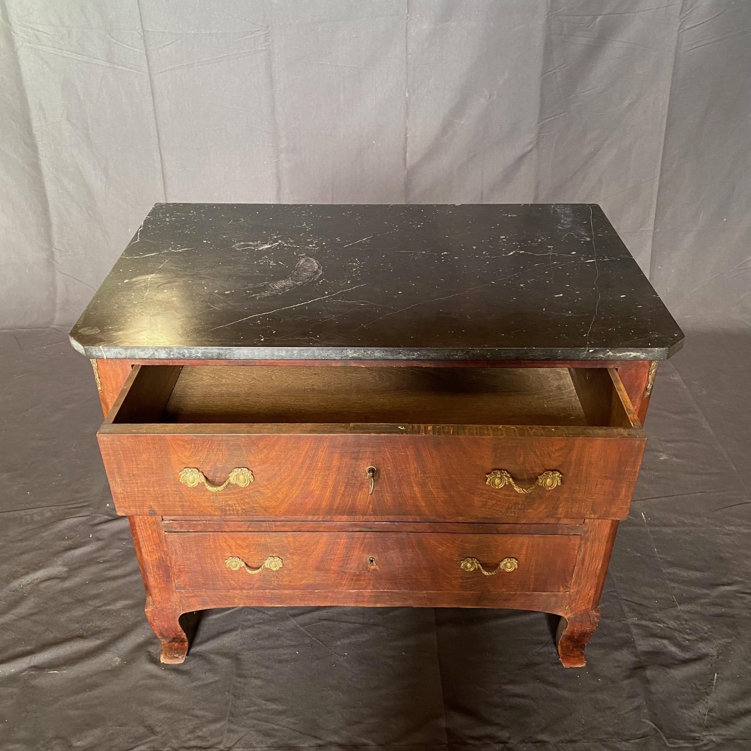 Petite Commode francese dell'inizio del XIX secolo Luigi XV con piano in marmo e radica di noce in vendita 2