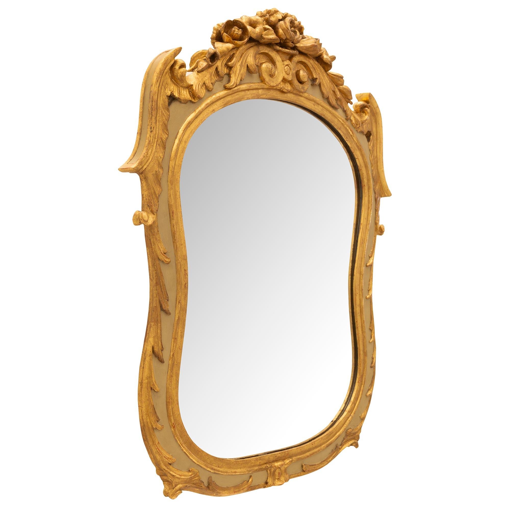 French Early 19th Century Louis XV St. Patinated Wood And Giltwood Mirror In Good Condition For Sale In West Palm Beach, FL