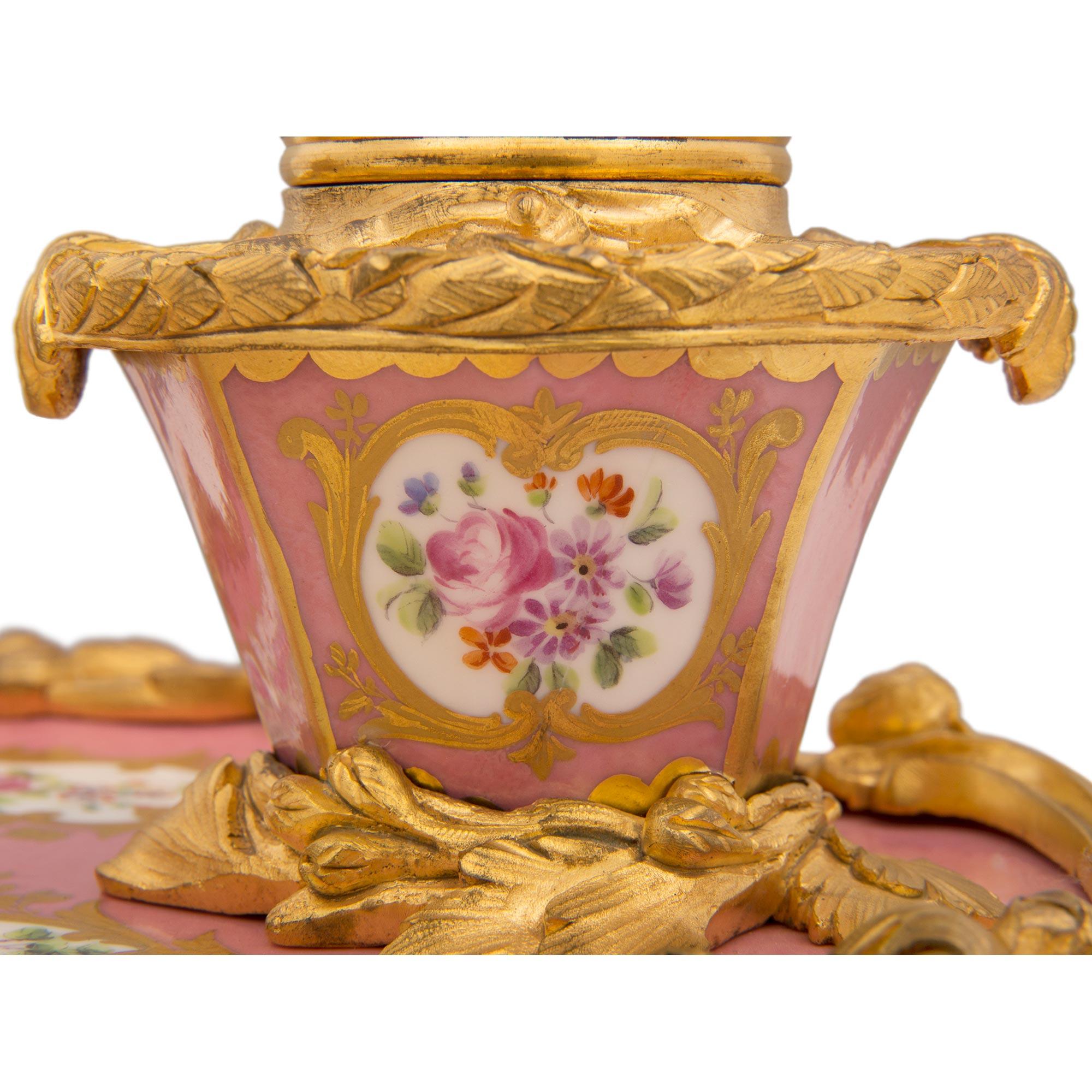  Porzellan- und Goldbronze-Tintenfass aus dem frühen 19. Jahrhundert, Louis XV St. Svres, Frankreich im Zustand „Gut“ im Angebot in West Palm Beach, FL