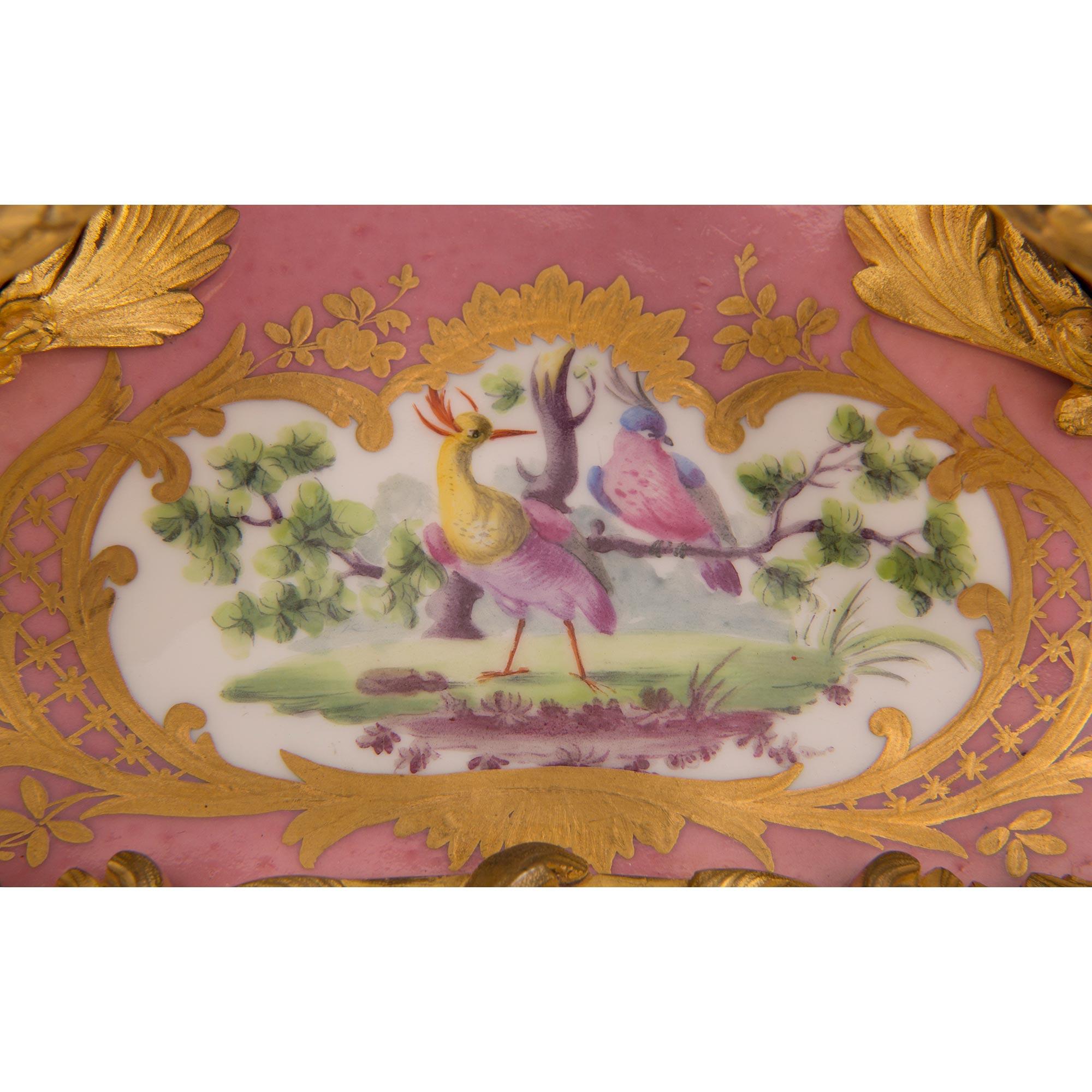  Porzellan- und Goldbronze-Tintenfass aus dem frühen 19. Jahrhundert, Louis XV St. Svres, Frankreich im Angebot 1