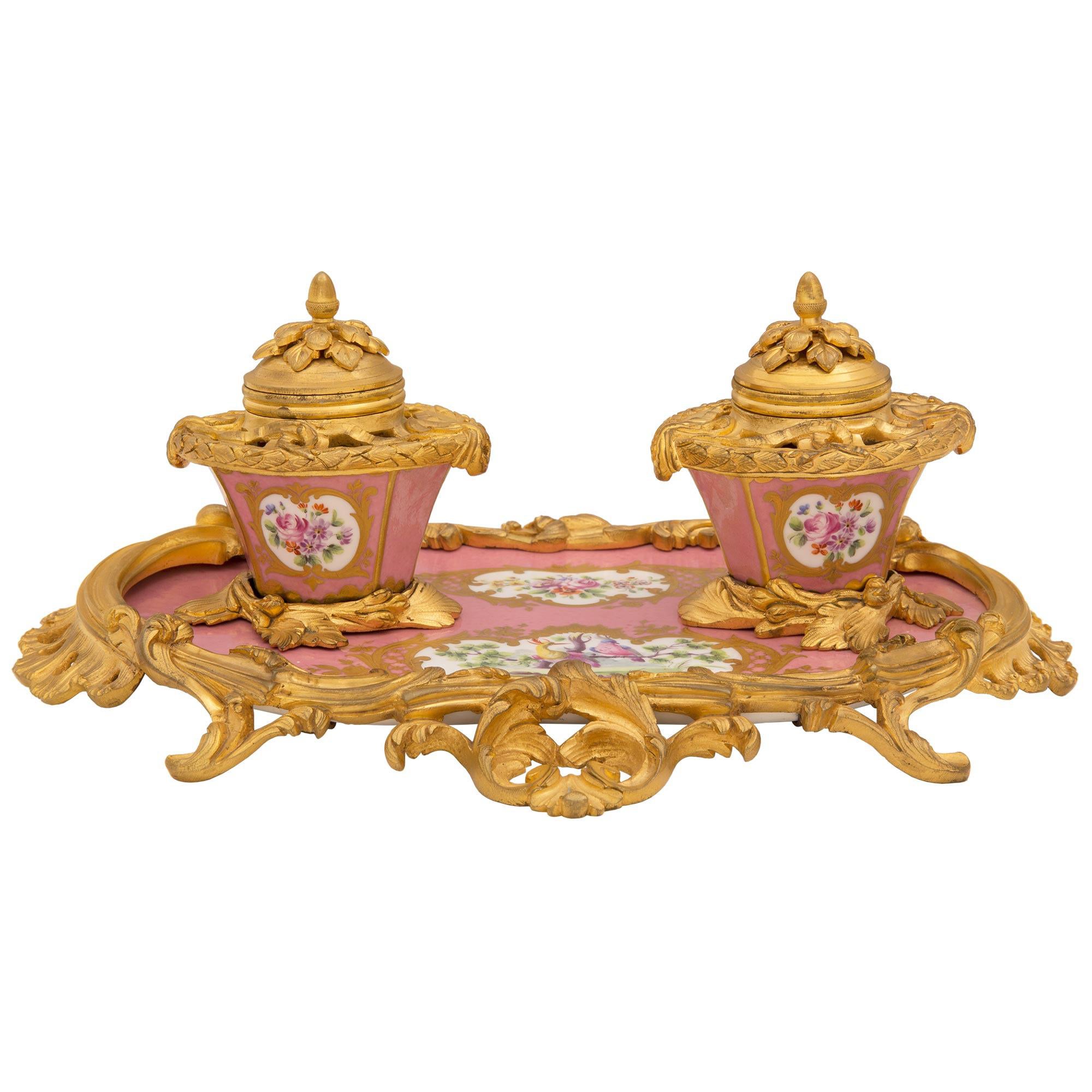 Calamaio francese dell'inizio del XIX secolo in porcellana Luigi XV St. Sèvres e ormolu
