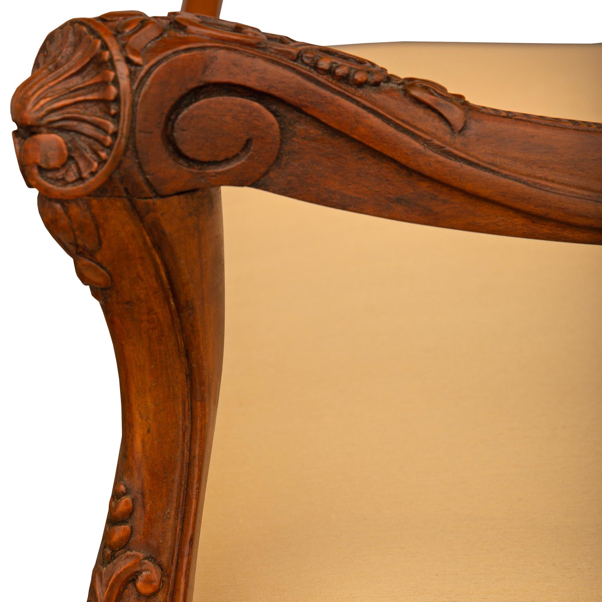 Banc français du début du 19e siècle en noyer de style Louis XV Bon état - En vente à West Palm Beach, FL