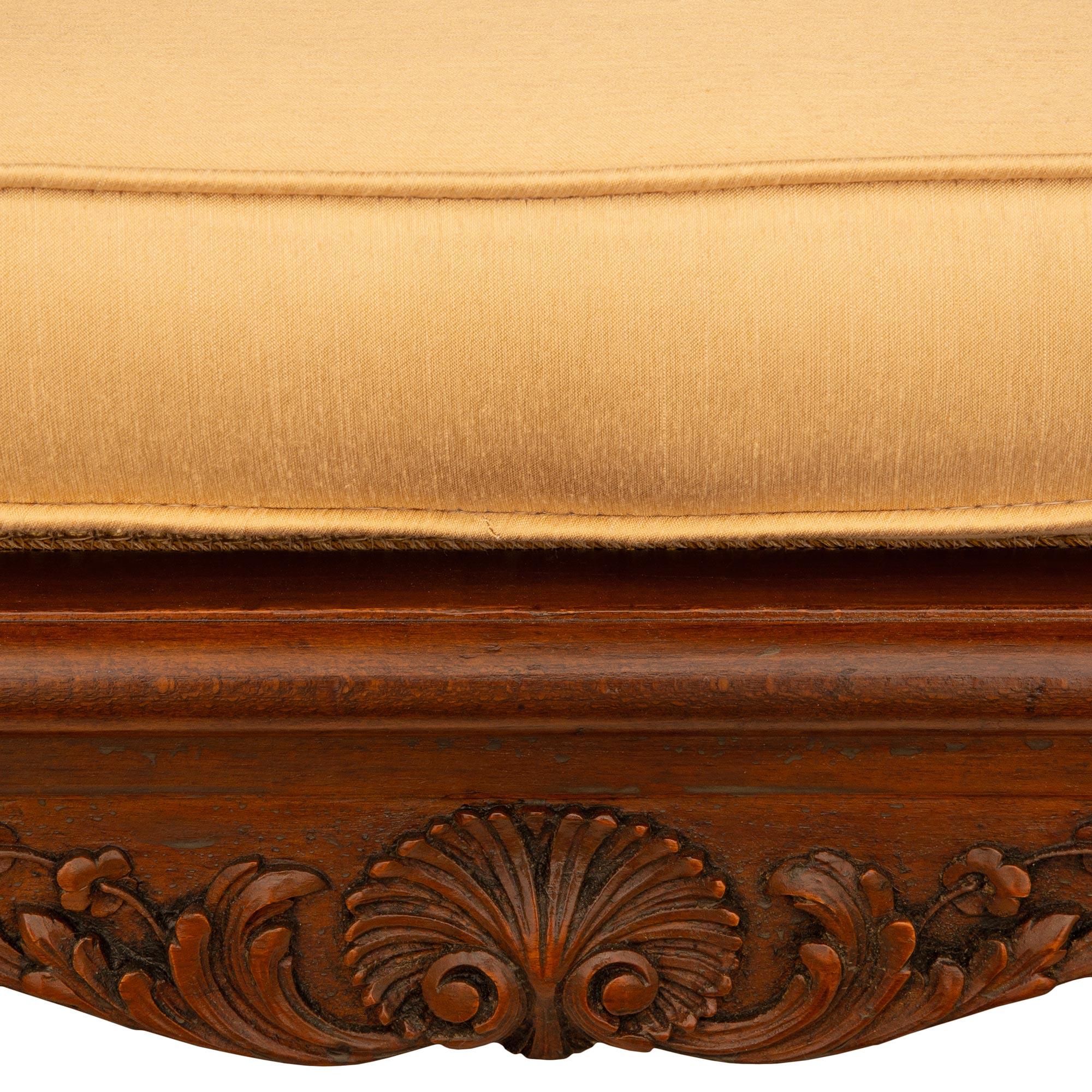 XIXe siècle Banc français du début du 19e siècle en noyer de style Louis XV en vente