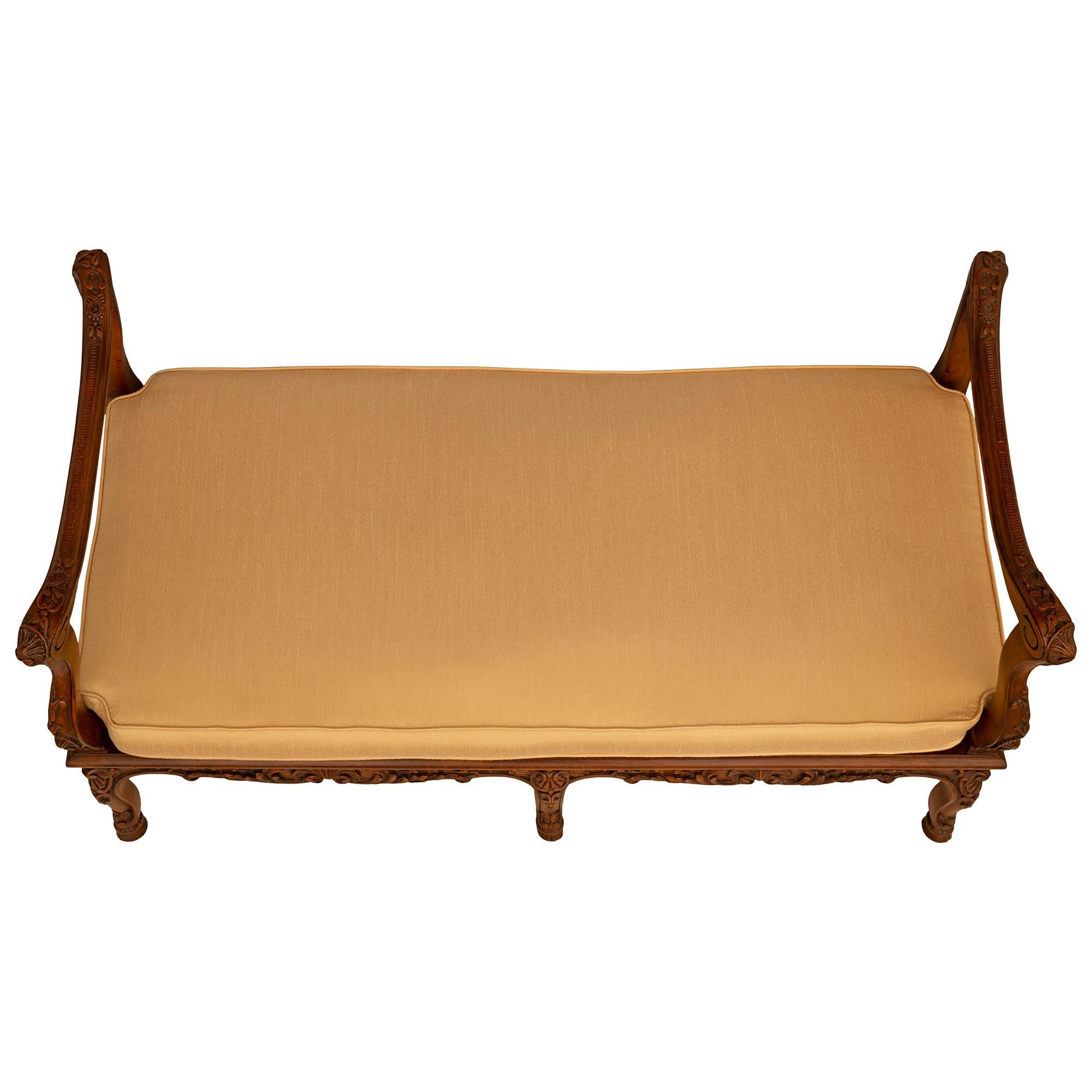 Banc français du début du 19e siècle en noyer de style Louis XV en vente 2