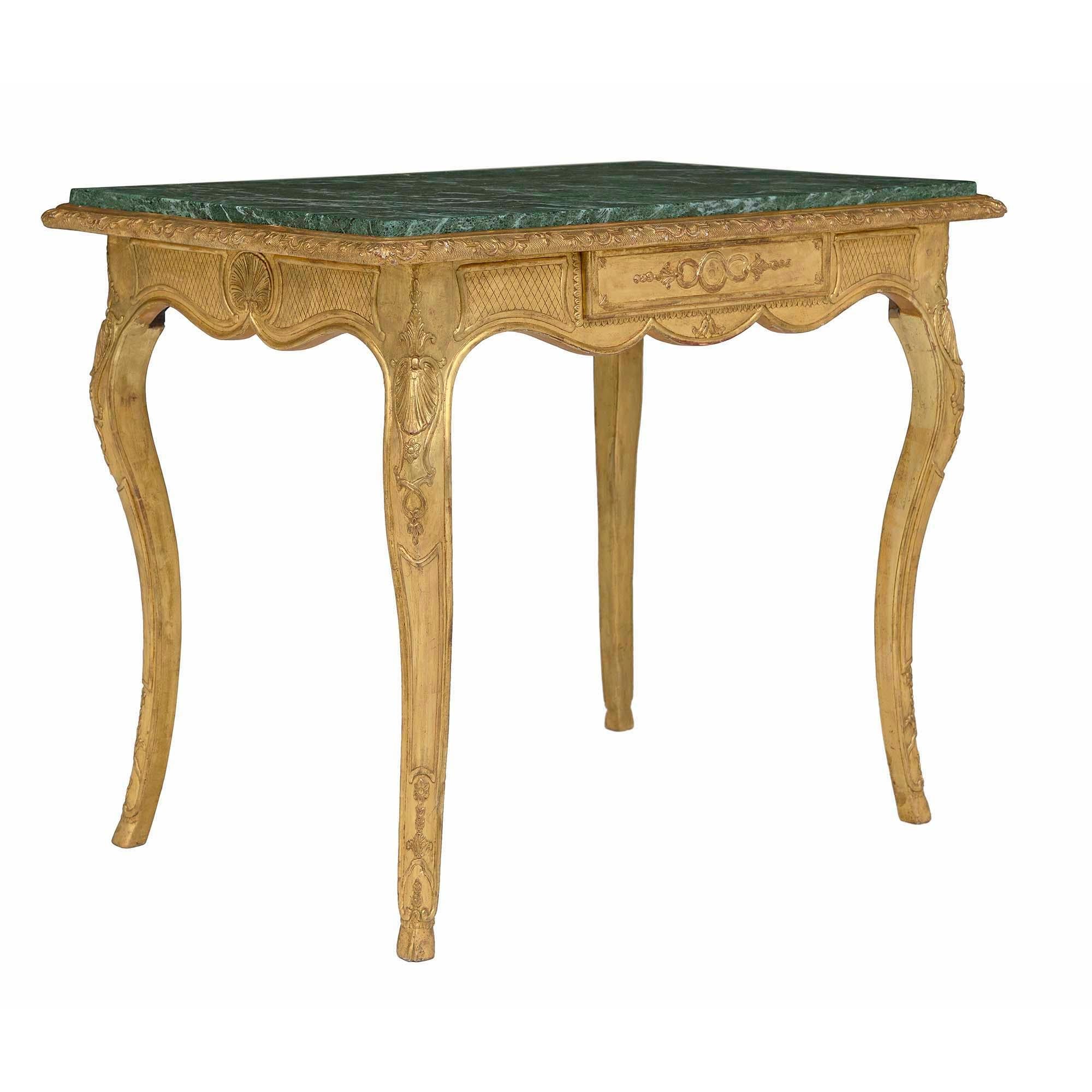Rechteckiger Tisch aus vergoldetem Holz und Marmor im Louis XV.-Stil des frühen 19. Jahrhunderts (Französisch) im Angebot