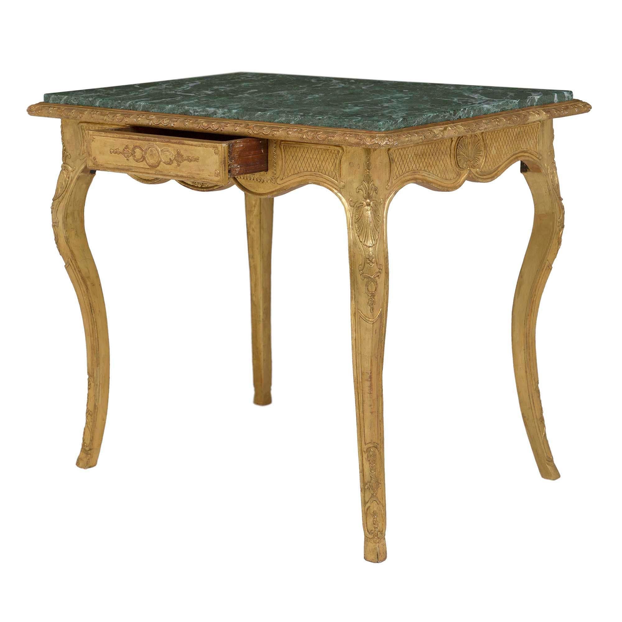 Marbre Table rectangulaire française du début du XIXe siècle de style Louis XV en bois doré et marbre en vente