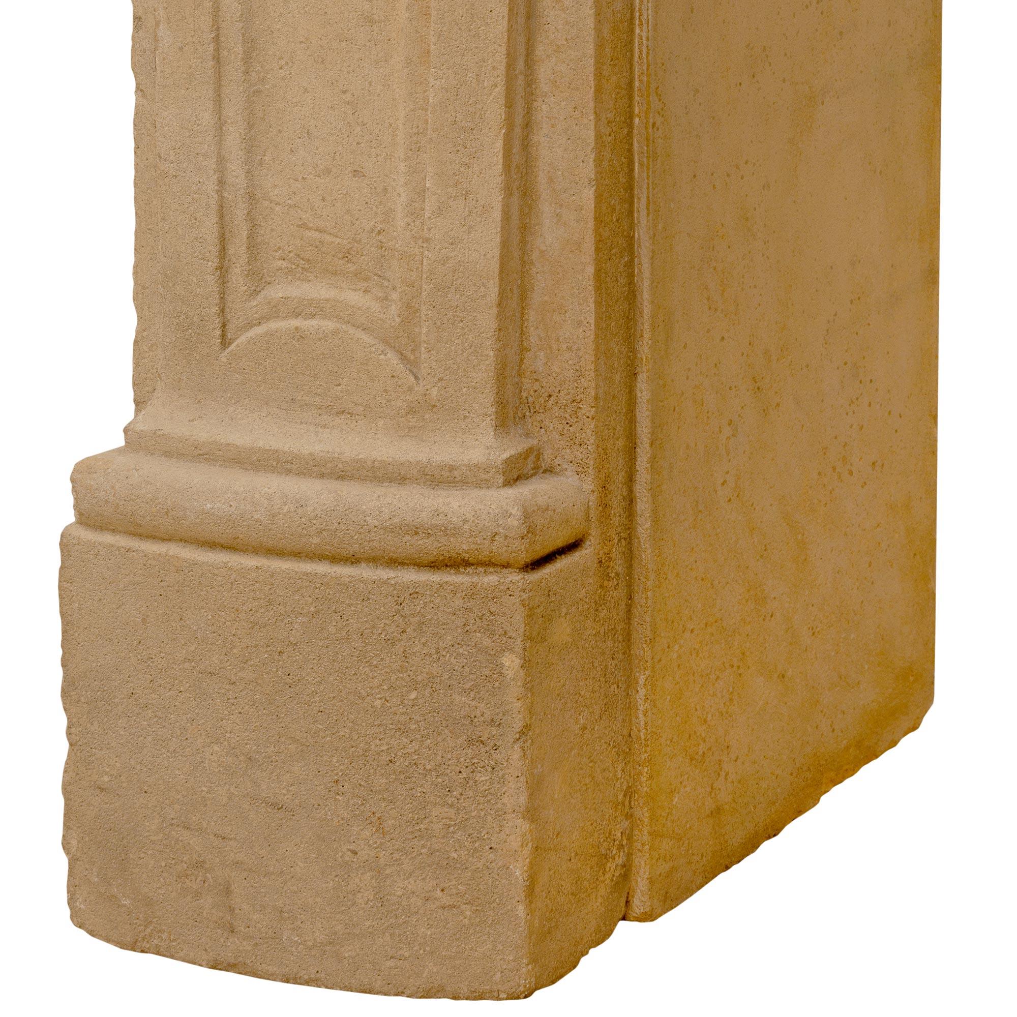 Calcaire Cheminée française du début du XIXe siècle en pierre calcaire de style Louis XV en vente