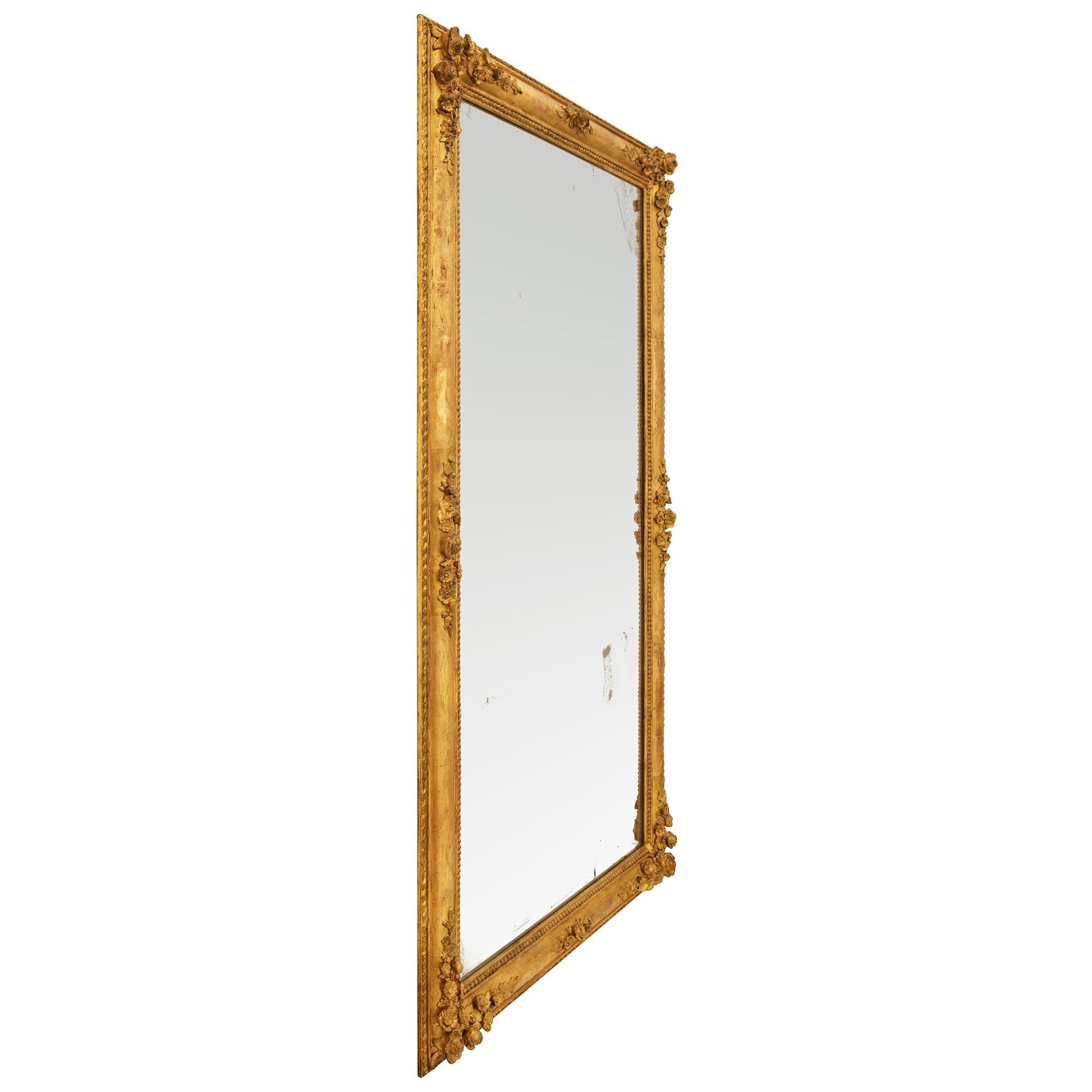Espejo francés de madera dorada de principios del siglo XIX, estilo Luis XVI Francés en venta