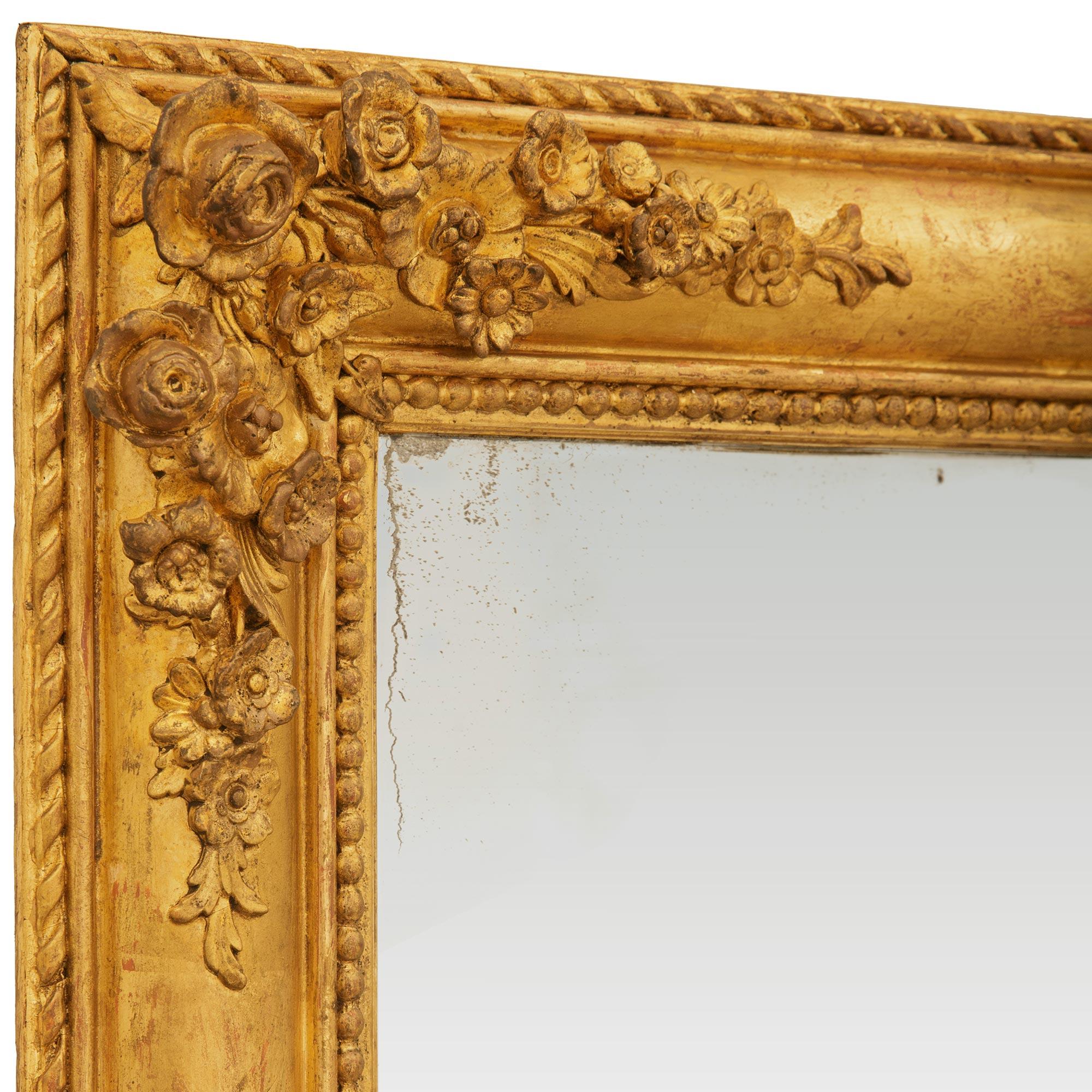 Espejo francés de madera dorada de principios del siglo XIX, estilo Luis XVI en Bueno estado para la venta en West Palm Beach, FL