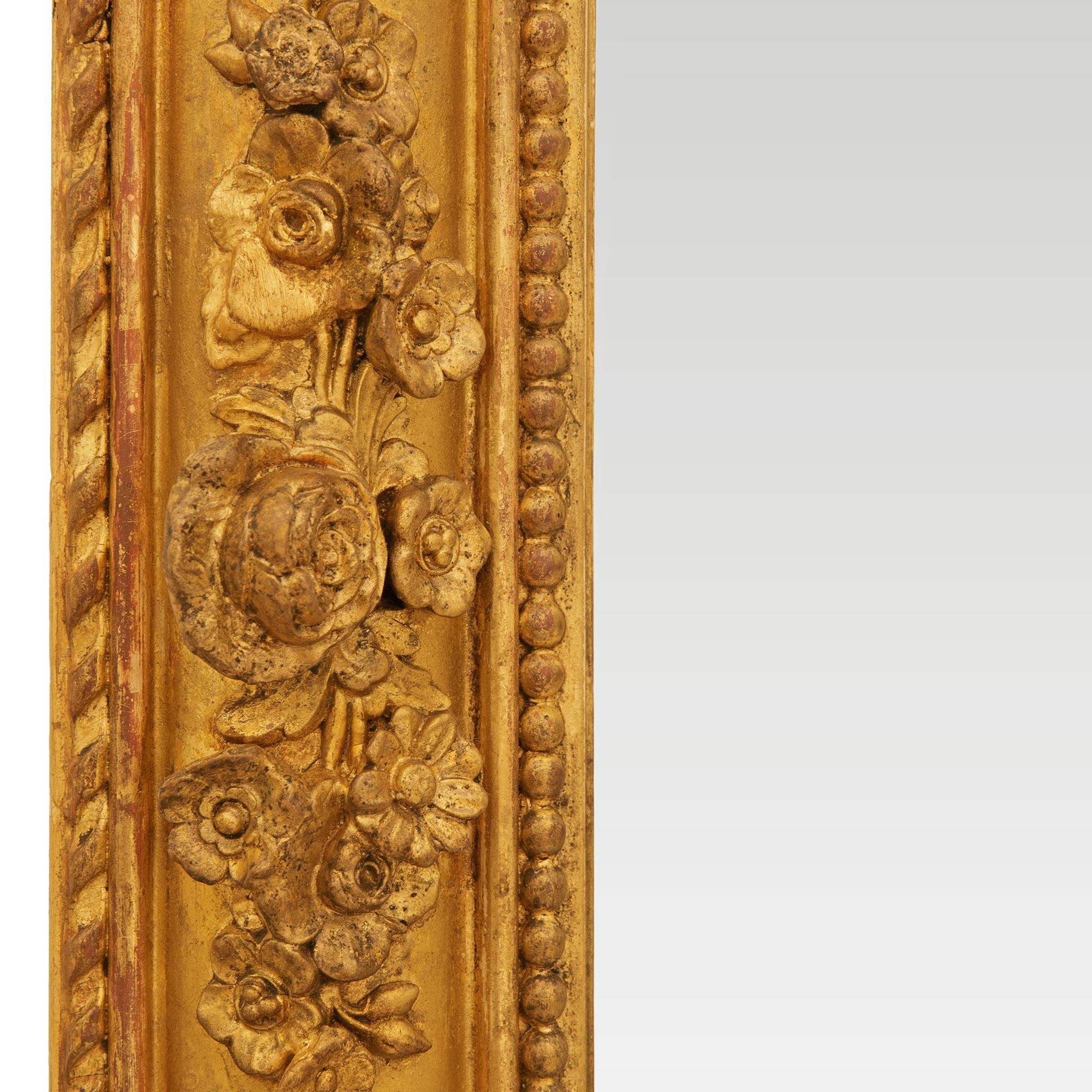 Espejo francés de madera dorada de principios del siglo XIX, estilo Luis XVI en venta 2