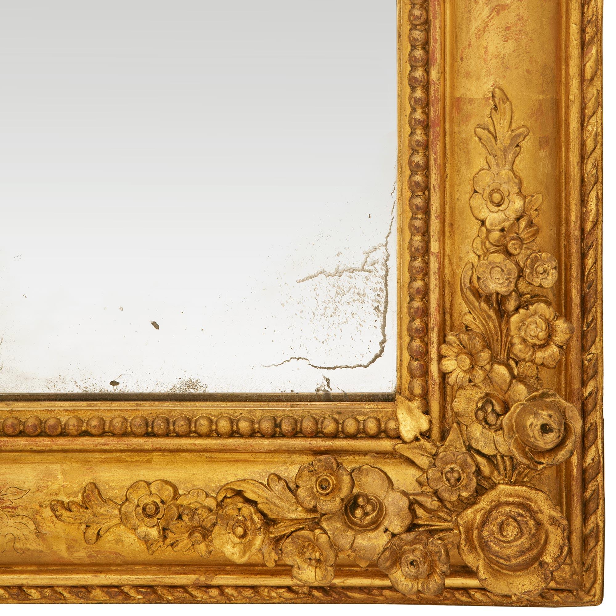 Espejo francés de madera dorada de principios del siglo XIX, estilo Luis XVI en venta 4