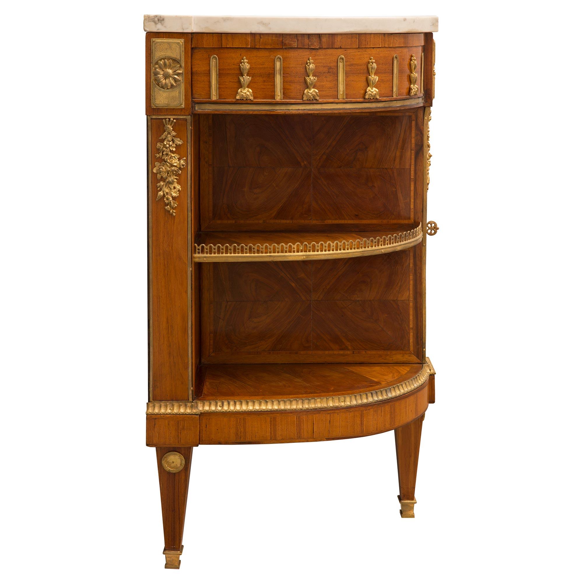 Französisch Anfang 19. Jahrhundert Louis XVI St. Japanisch Schwarzer Lack Buffet (Goldbronze) im Angebot