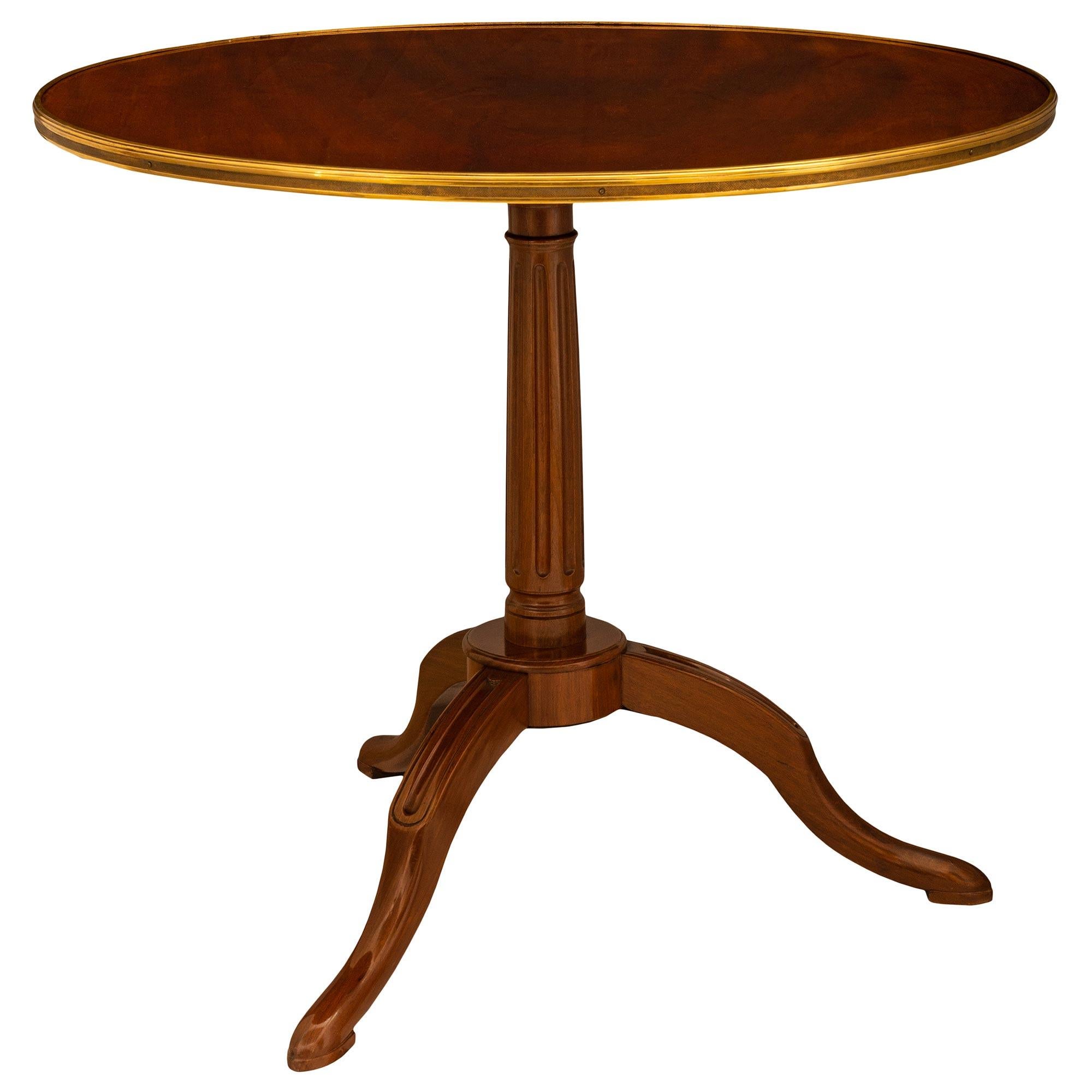 Français Table d'appoint française du début du XIXe siècle en acajou de style Louis XVI avec plateau basculant en bronze doré en vente