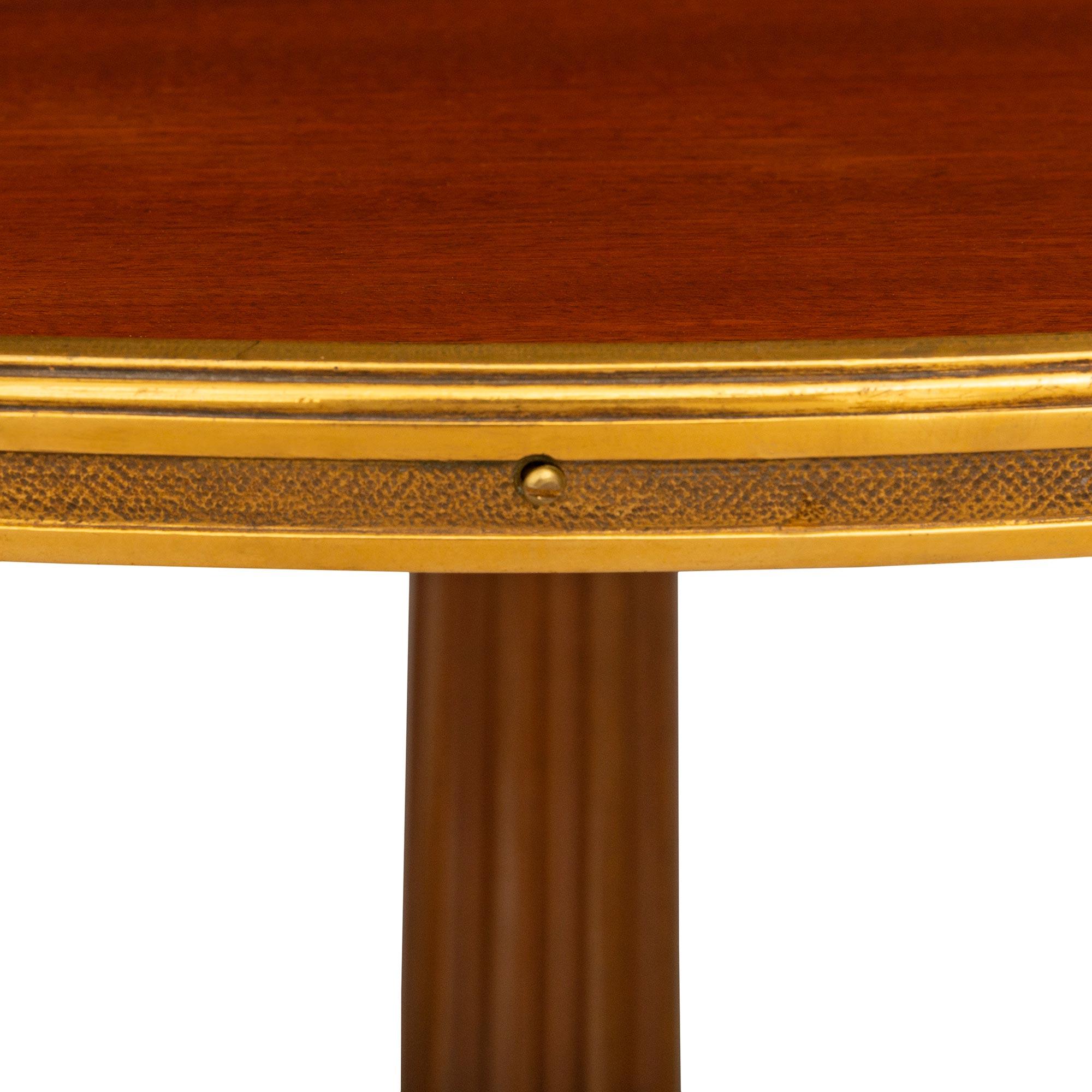 Bronze doré Table d'appoint française du début du XIXe siècle en acajou de style Louis XVI avec plateau basculant en bronze doré en vente