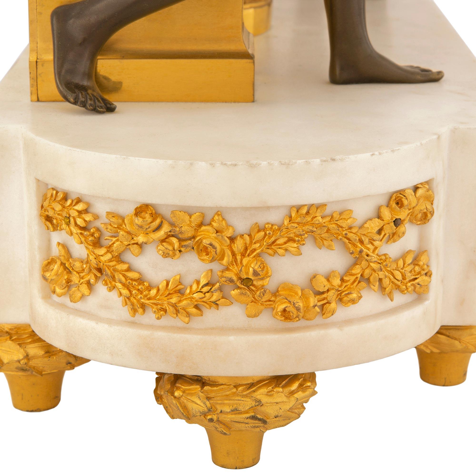 Pendule Louis XVI du début du 19ème siècle en marbre et bronze doré par Raingo Frères. en vente 2