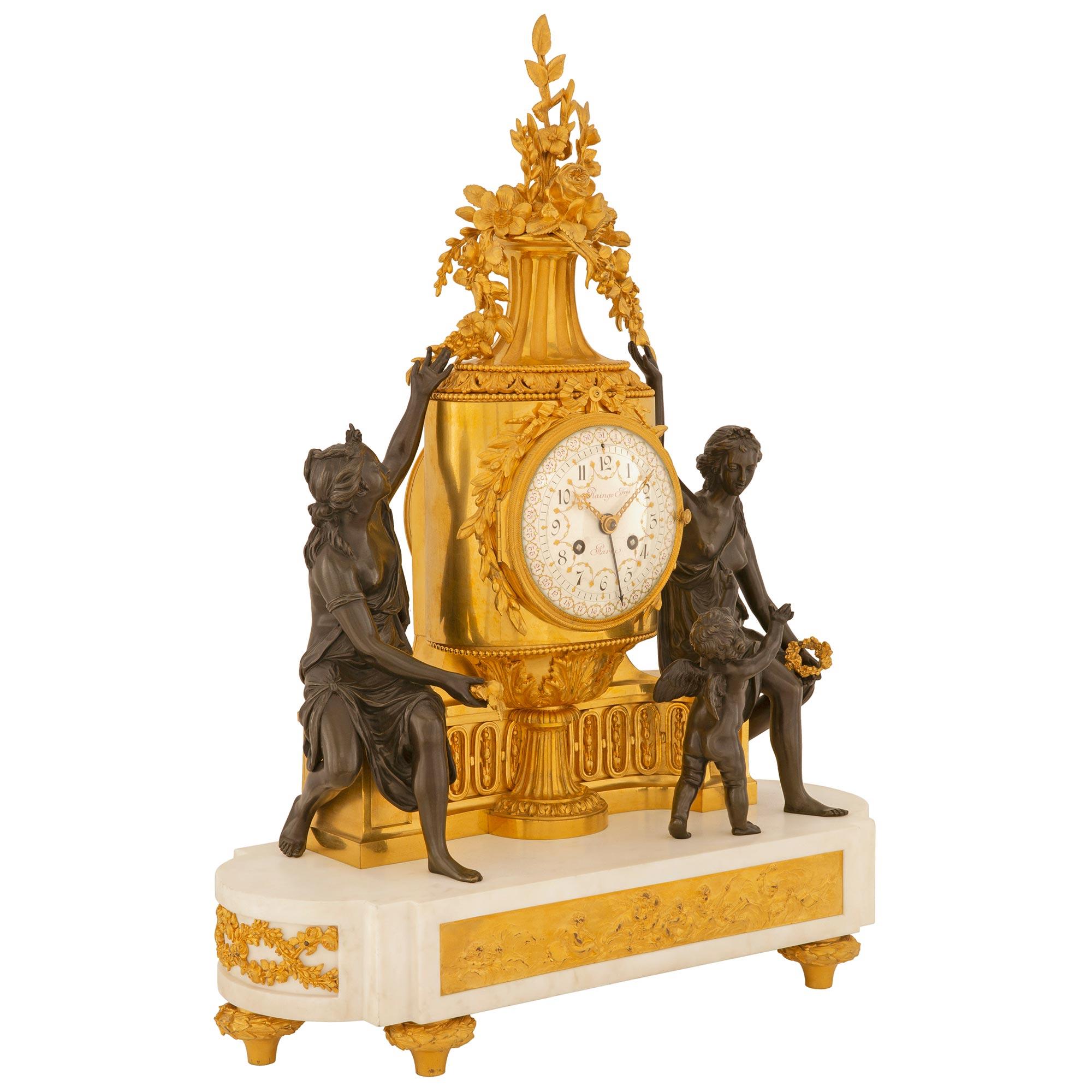 Une spectaculaire et très importante pendule française du début du XIXe siècle, de style Louis XVI, en marbre blanc de Carrare et en bronze doré par Raingo Frères. L'horloge est surélevée par d'élégants pieds en forme de topie avec de fines bandes