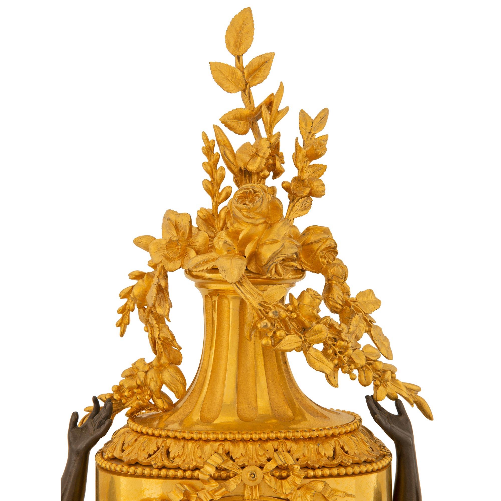Patiné Pendule Louis XVI du début du 19ème siècle en marbre et bronze doré par Raingo Frères. en vente