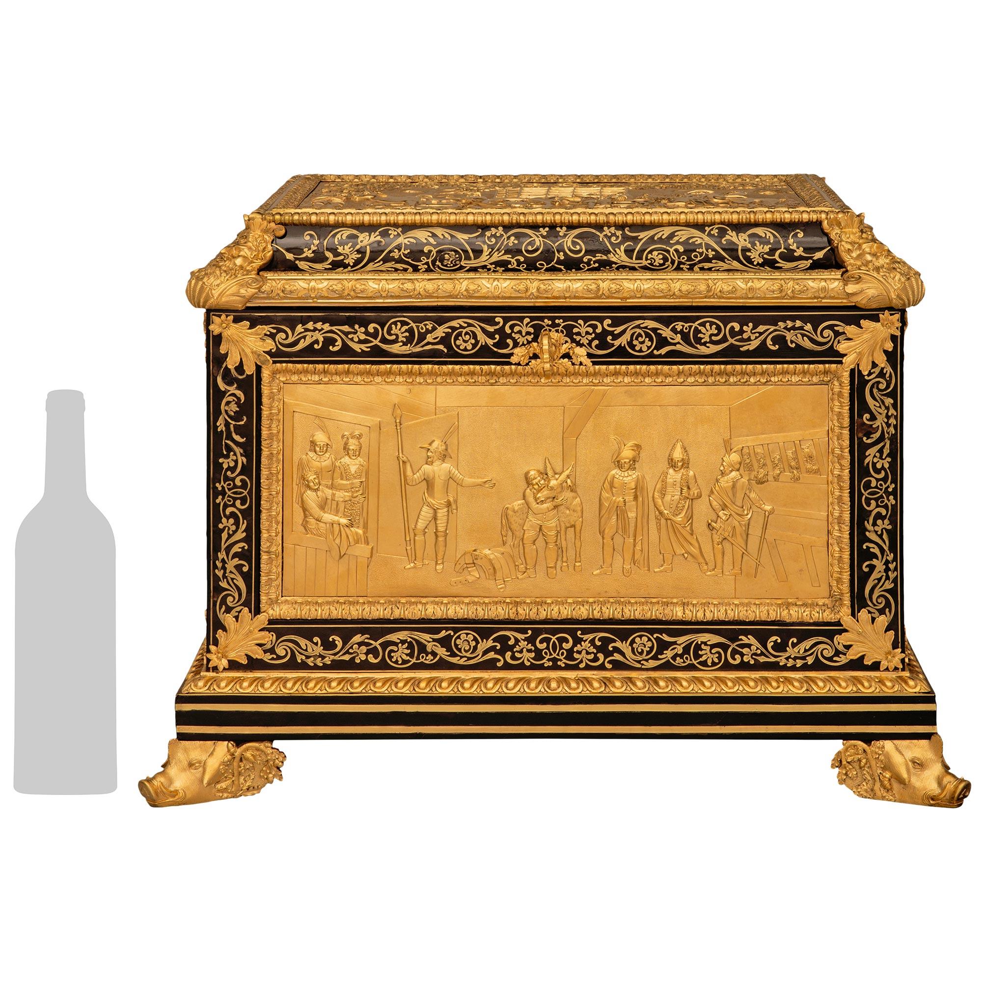 Un dettagliatissimo ed elegantissimo Boulle francese dell'inizio del XIX secolo in stile Luigi XVI, con ormolatura e legno di frutta ebanizzato.  Armadio/tronco in intarsio. Questo imponente tronco rettangolare è sollevato da quattro teste di