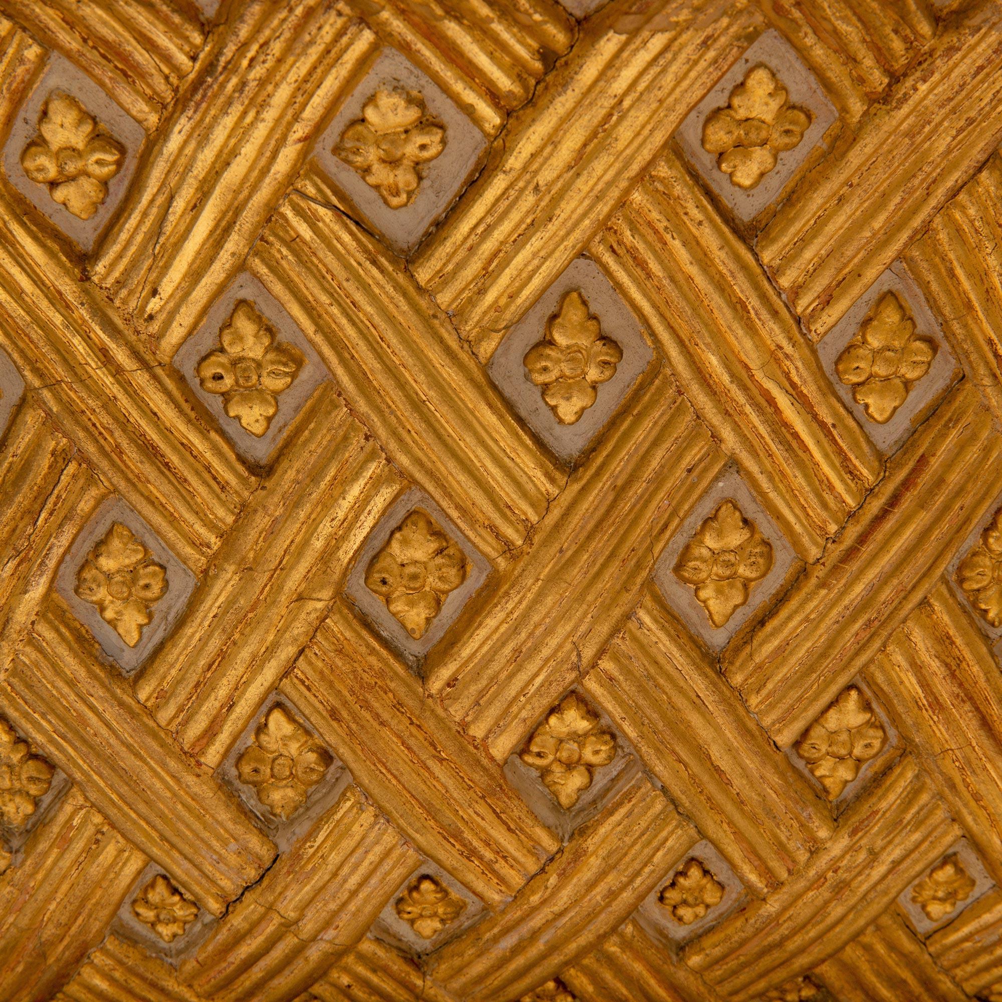 Französisches Pflanzgefäß aus patiniertem und vergoldetem Holz im Louis-XVI-Stil des frühen 19. Jahrhunderts im Angebot 2
