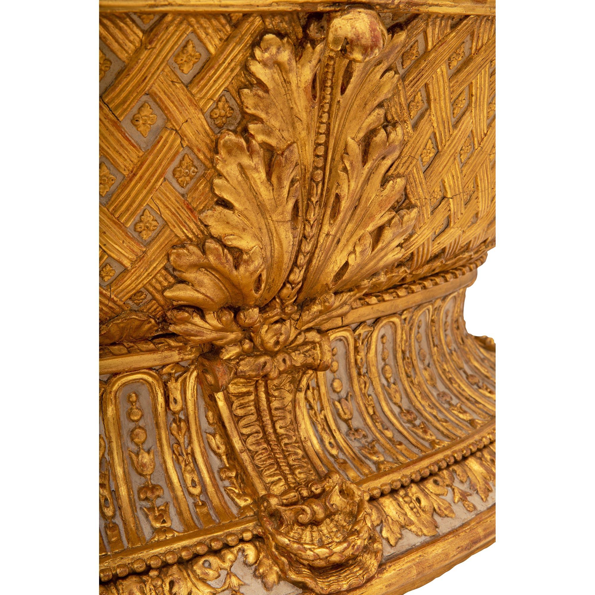 Französisches Pflanzgefäß aus patiniertem und vergoldetem Holz im Louis-XVI-Stil des frühen 19. Jahrhunderts im Angebot 3