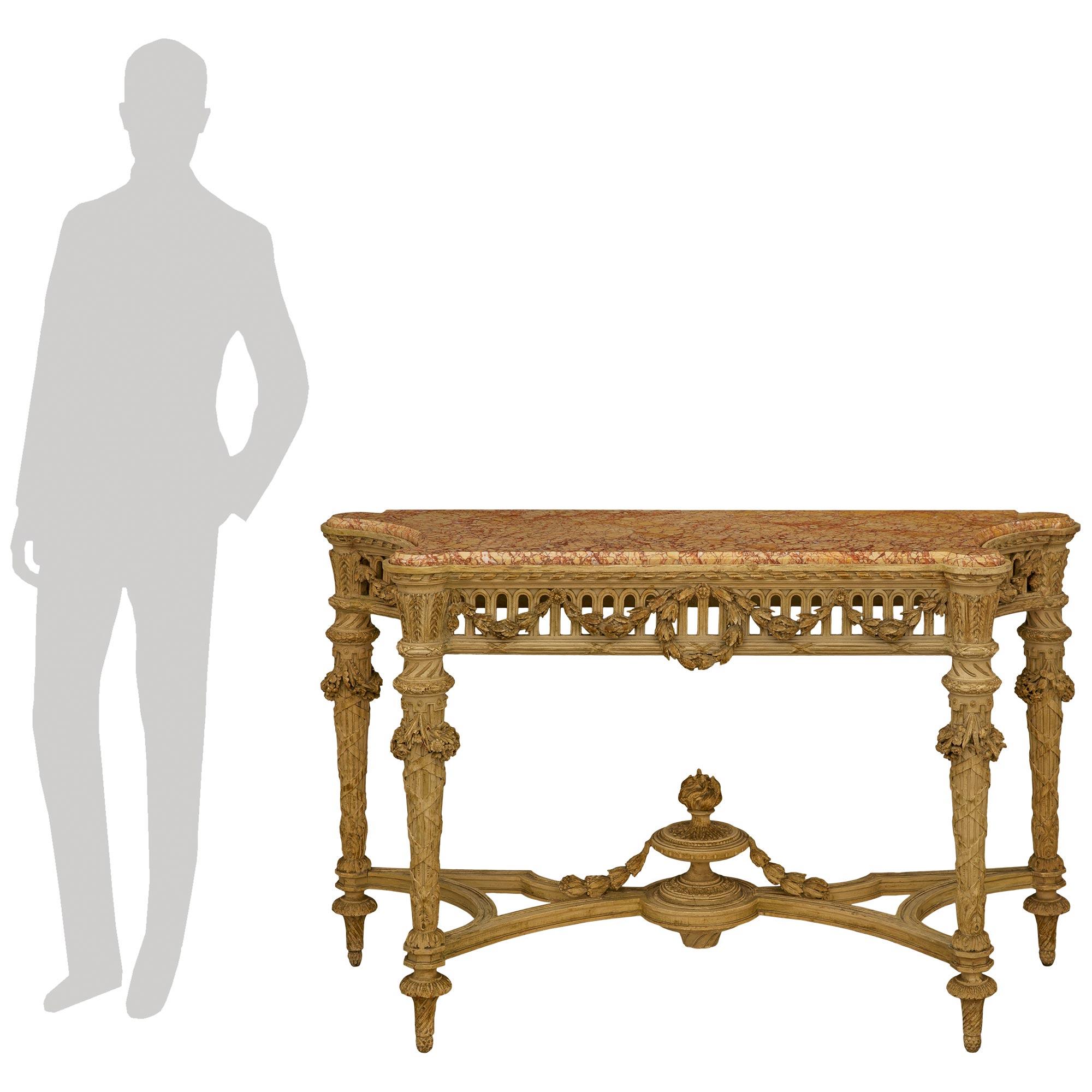 Elegante e molto decorativa consolle in legno patinato e marmo di Trets dell'inizio del XIX secolo. Questa splendida consolle indipendente poggia su quattro piedi circolari a forma di toupie con scanalature a spirale sotto le gambe affusolate e