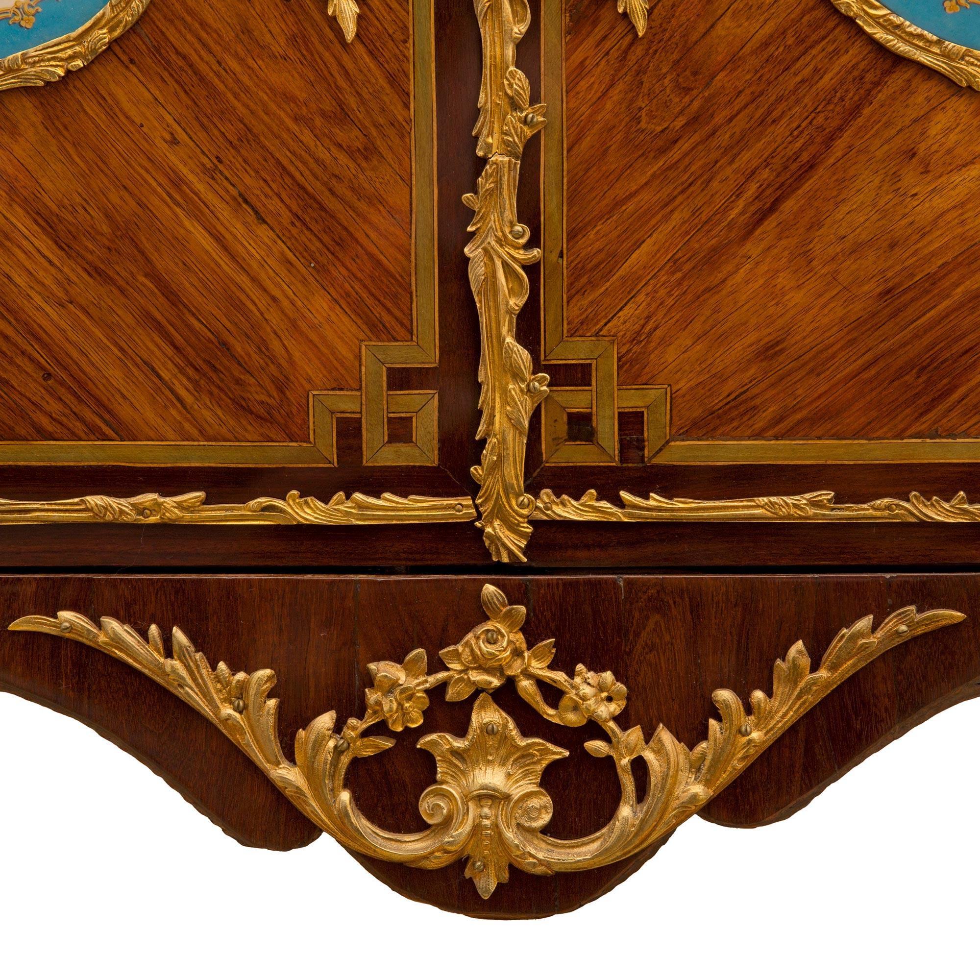 Cabinet Vitrine in porcellana Luigi XVI St. Sèvres francese del primo Ottocento in vendita 4