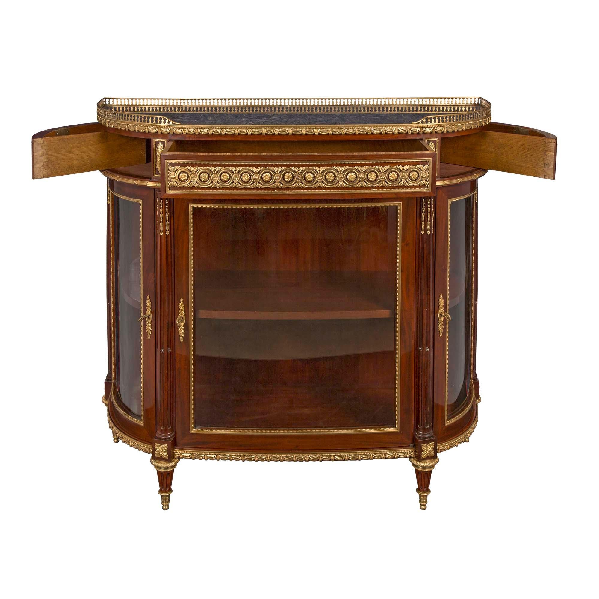 French Early 19th Century Louis XVI Style Mahogany Buffet Vitrine In Good Condition For Sale In West Palm Beach, FL