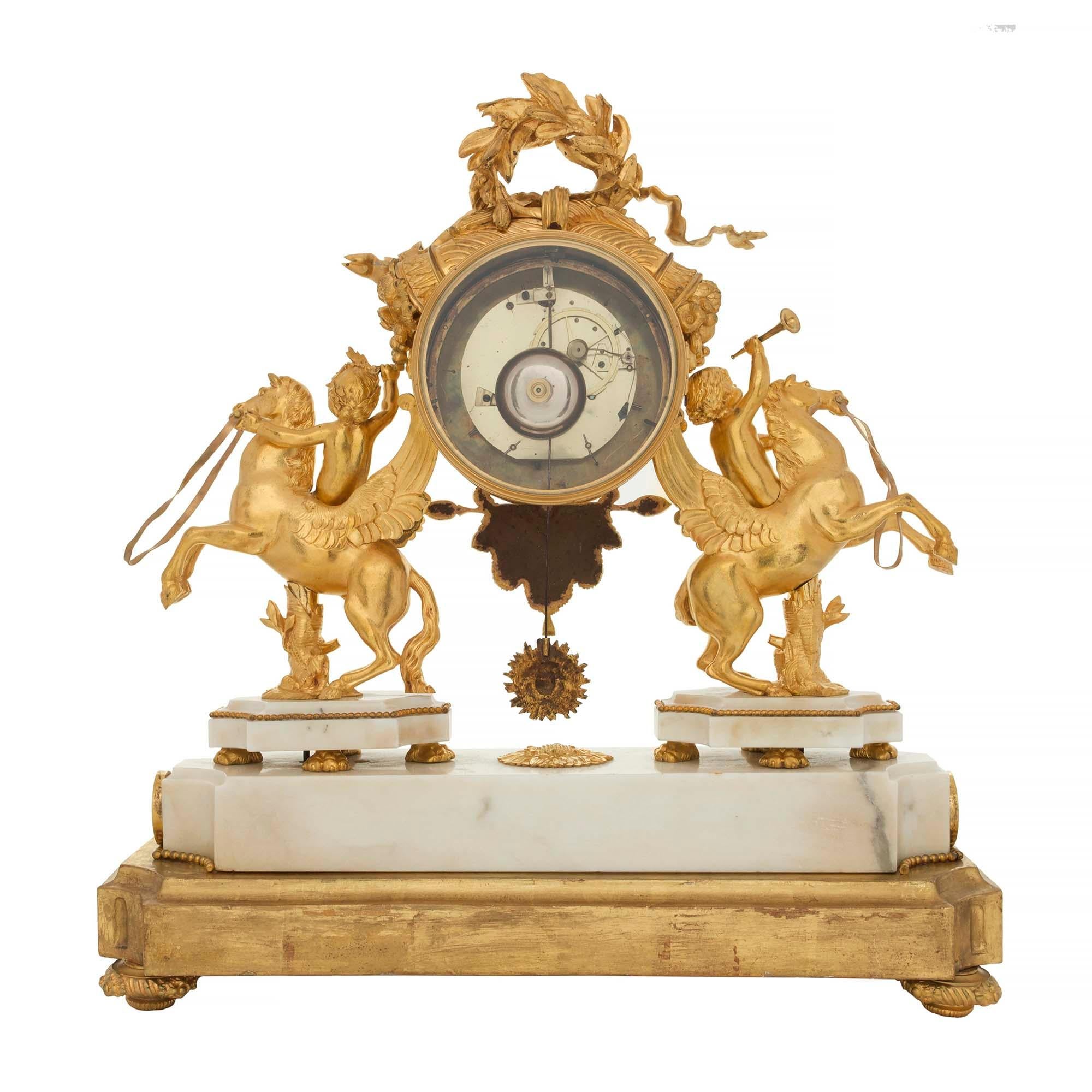Uhr aus Goldbronze, Marmor und vergoldetem Holz im Louis-XVI-Stil des frühen 19. Jahrhunderts (Louis XVI.)