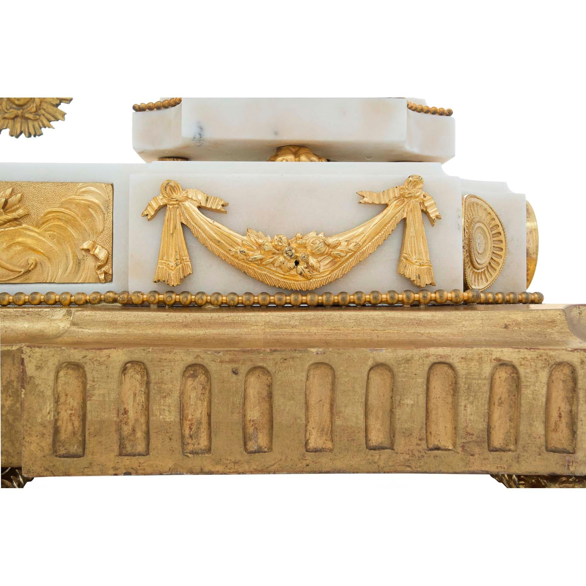 Horloge française du début du XIXe si�ècle de style Louis XVI en bronze doré, marbre et bois doré Bon état à West Palm Beach, FL