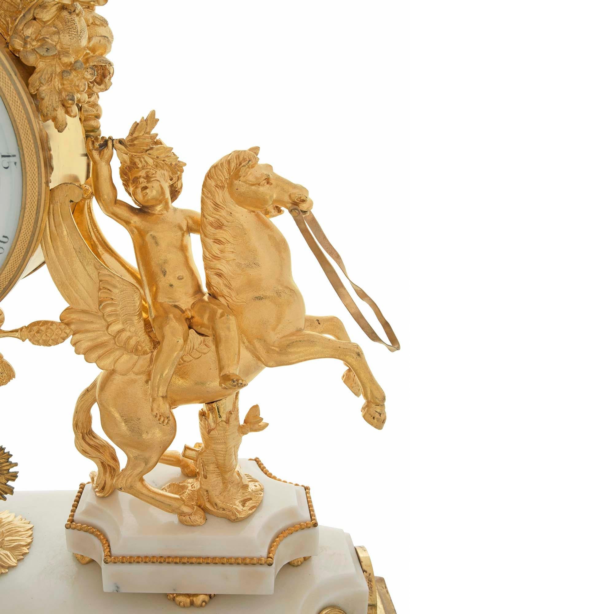 Horloge française du début du XIXe siècle de style Louis XVI en bronze doré, marbre et bois doré 1