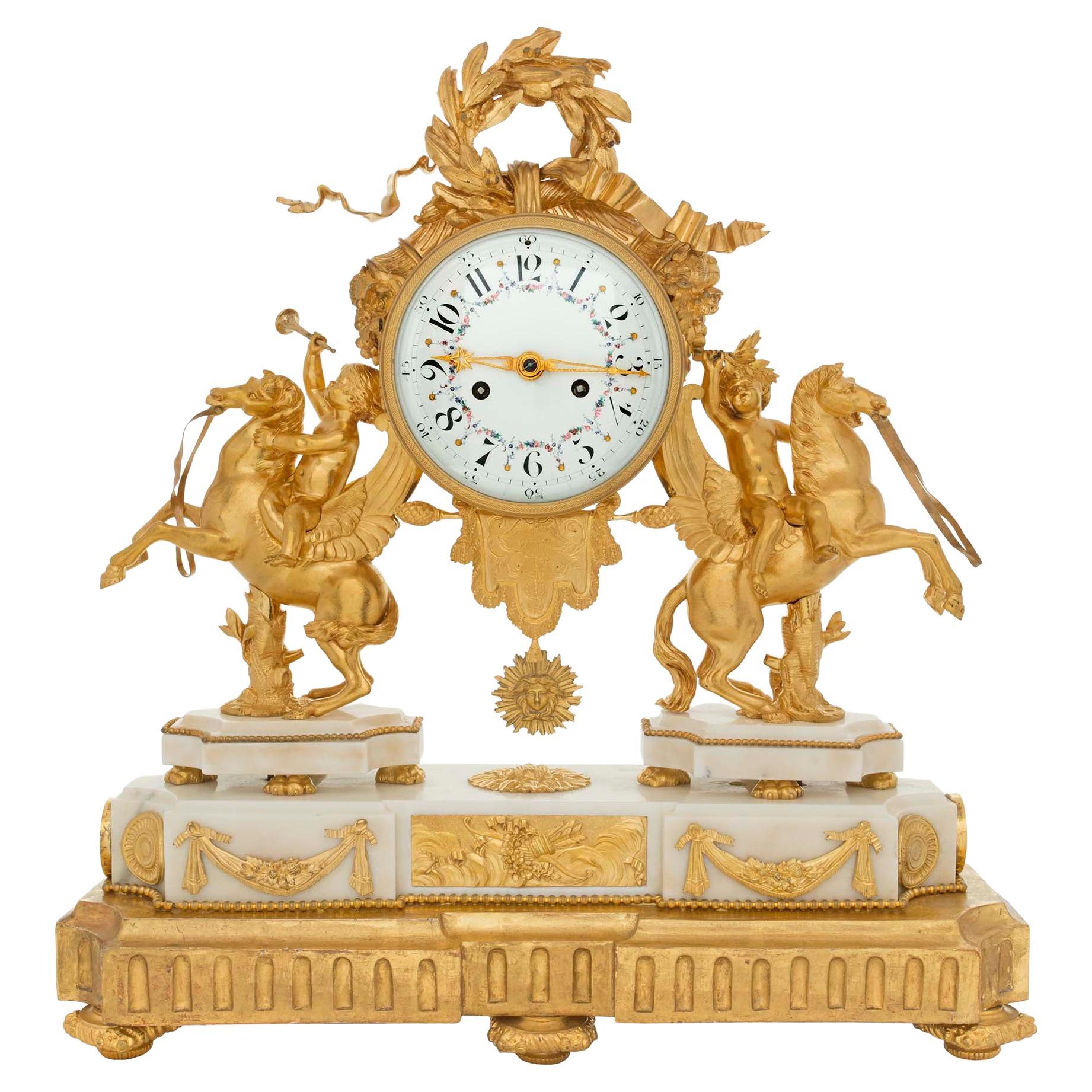 Horloge française du début du XIXe siècle de style Louis XVI en bronze doré, marbre et bois doré