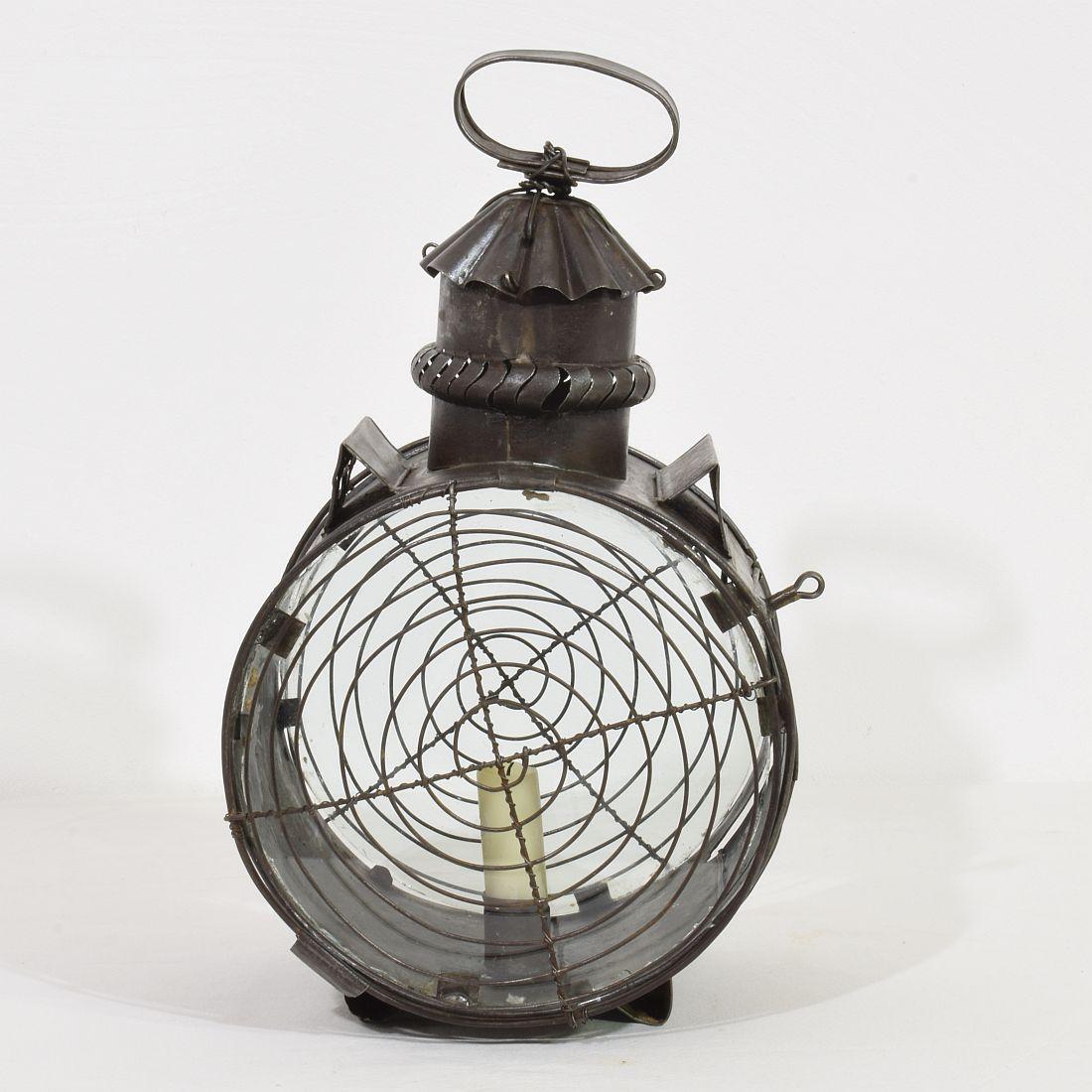 Lanterna in metallo molto rara, Francia, circa 1800-1850.

Uscito dalle intemperie e con alcune vecchie riparazioni. Bicchiere di data successiva.