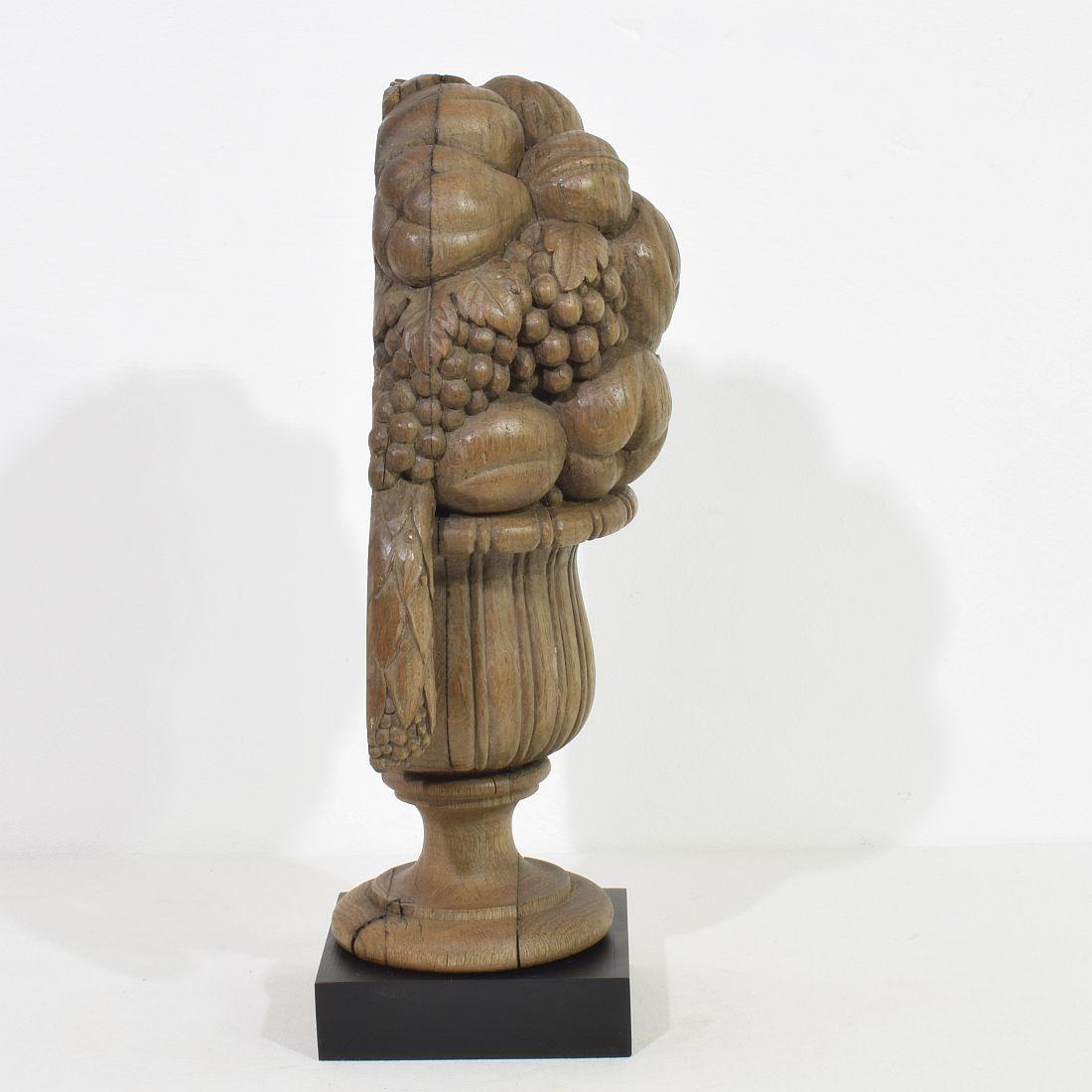 French Early 19th Century Neoclassical Hand Carved Oak Vase Ornament/ Finial In Good Condition For Sale In Buisson, FR