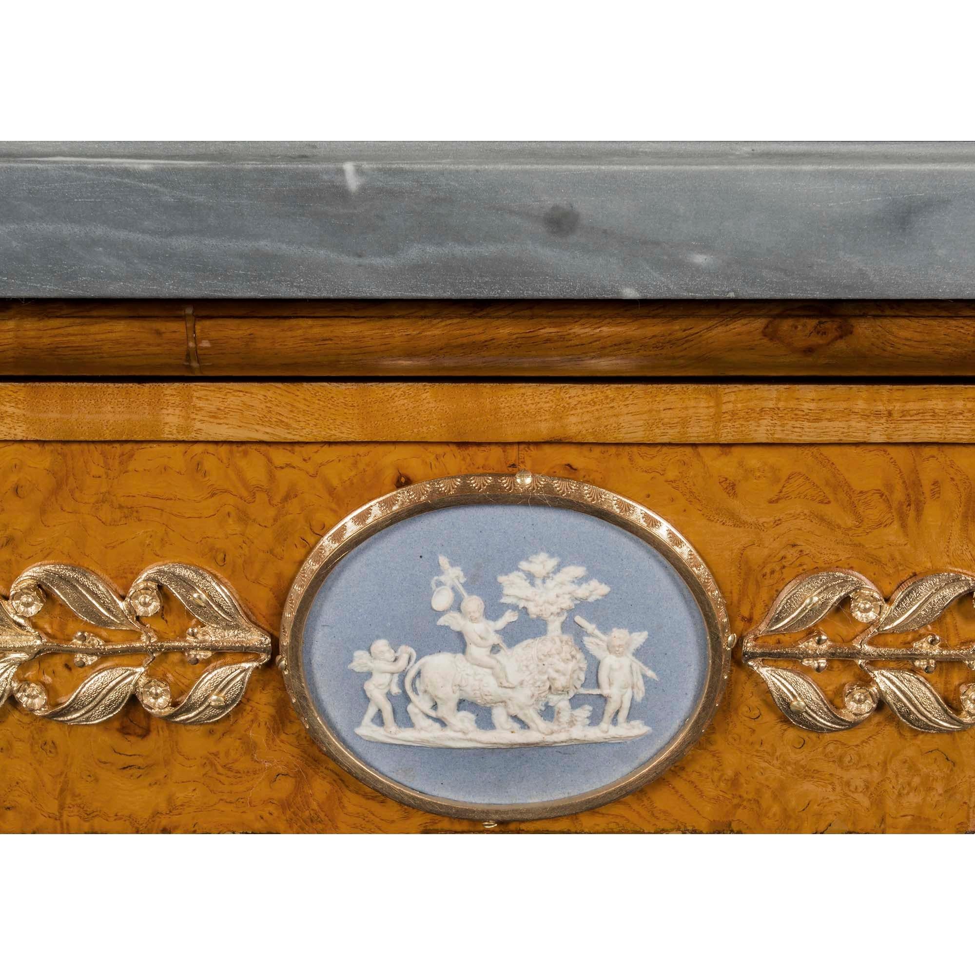 Console française de style néoclassique du début du XIXe siècle en érable, marbre et Wedgwood en vente 3