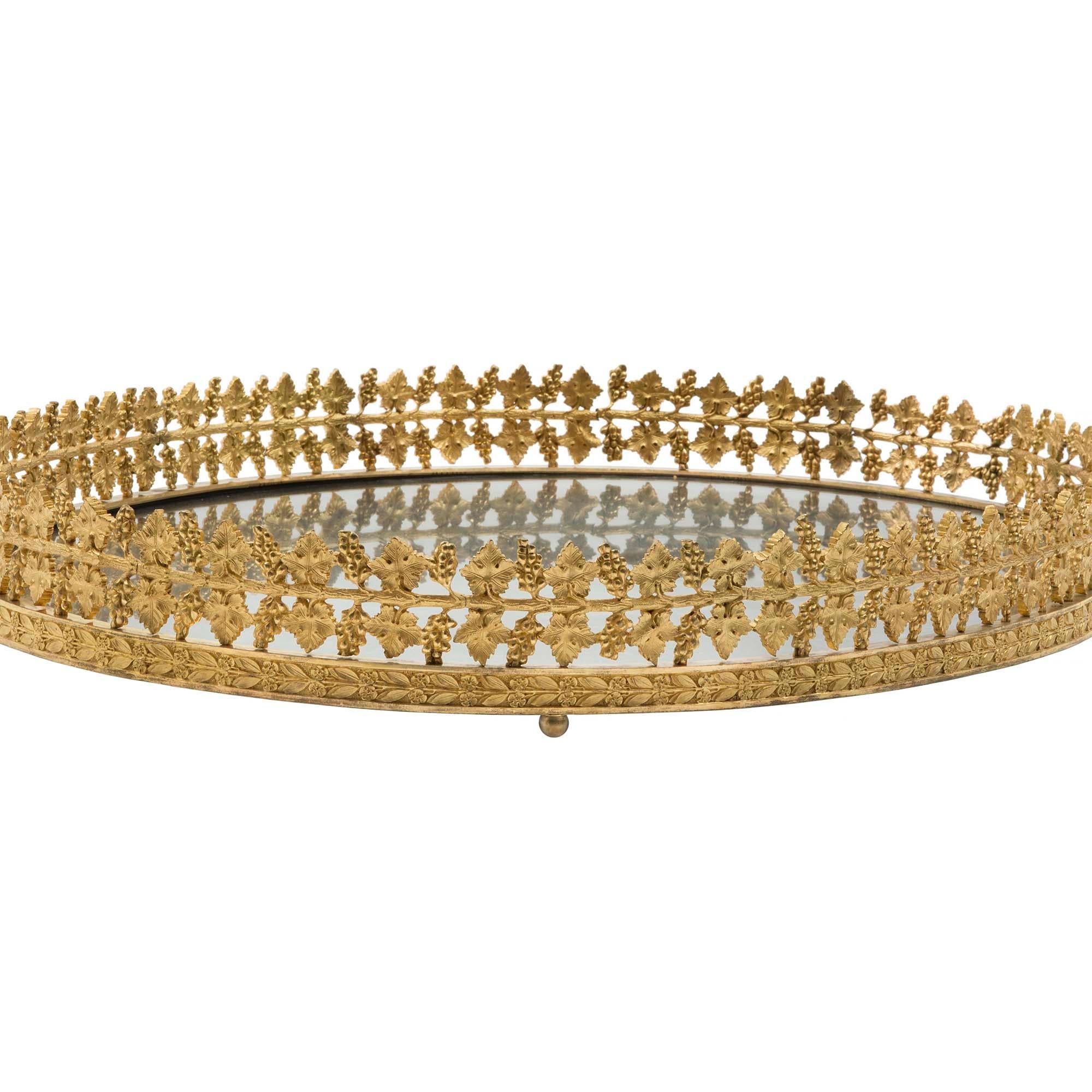 Néoclassique Centre de table en miroir de style néoclassique français du début du XIXe siècle en bronze doré en vente