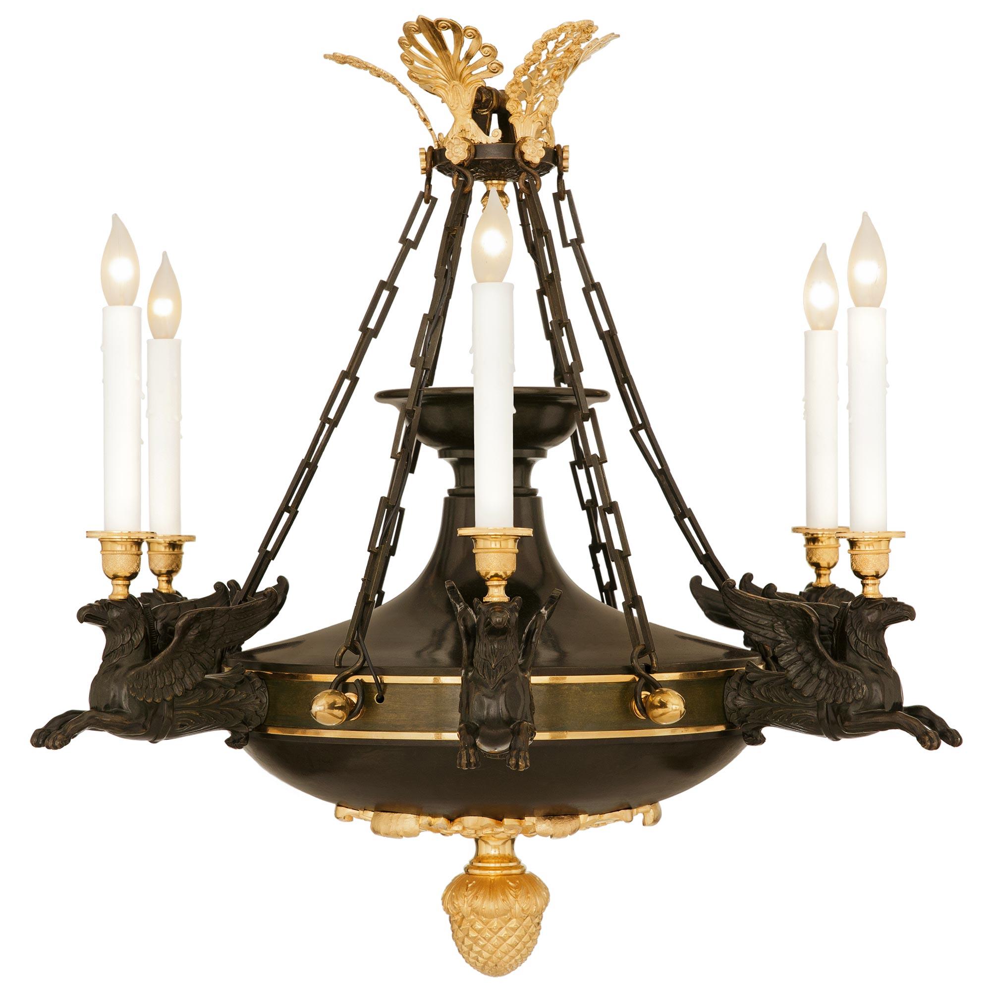 Francese Lampadario francese dell'inizio del XIX secolo del periodo della Restaurazione in ormolu e bronzo in vendita