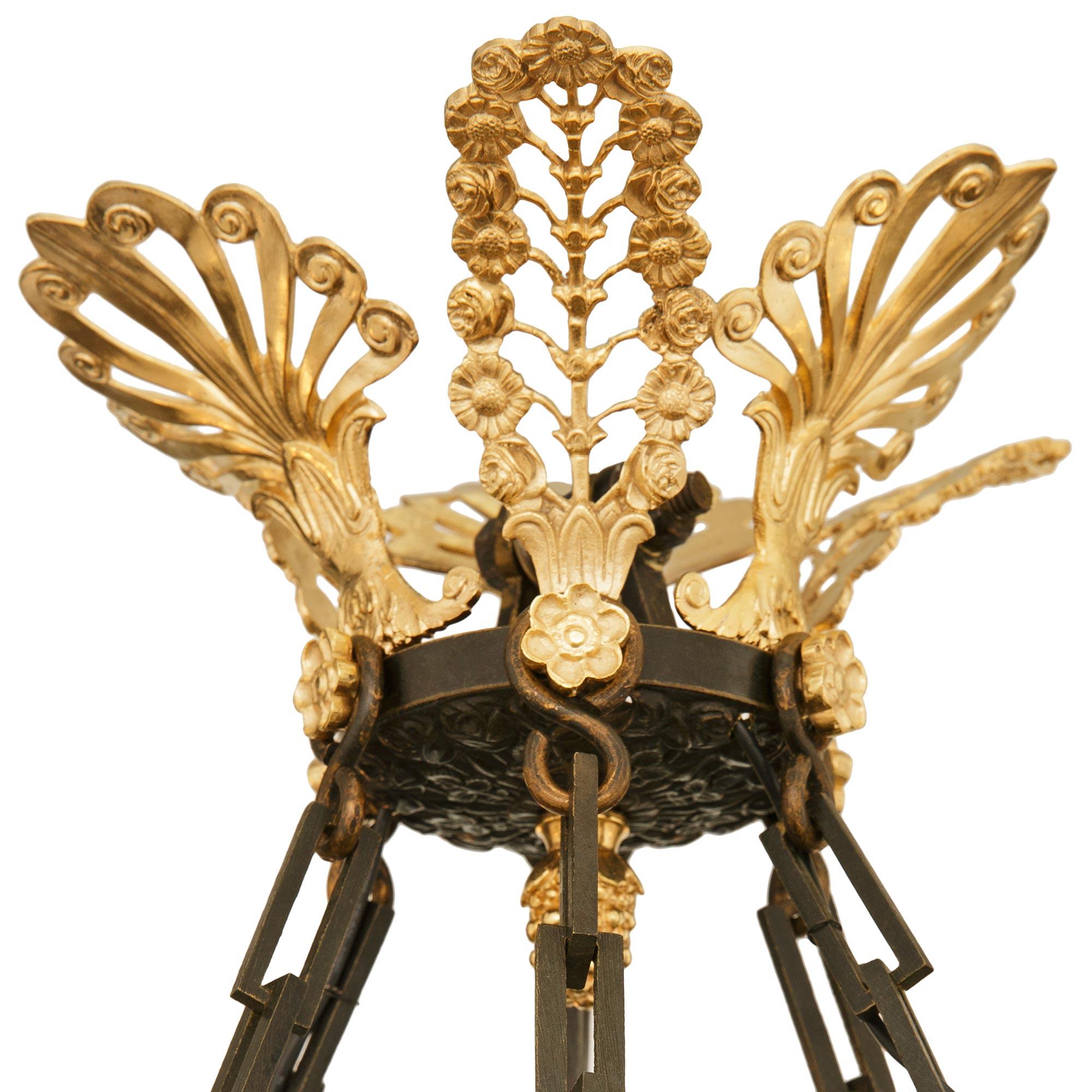 Lampadario francese dell'inizio del XIX secolo del periodo della Restaurazione in ormolu e bronzo In condizioni buone in vendita a West Palm Beach, FL