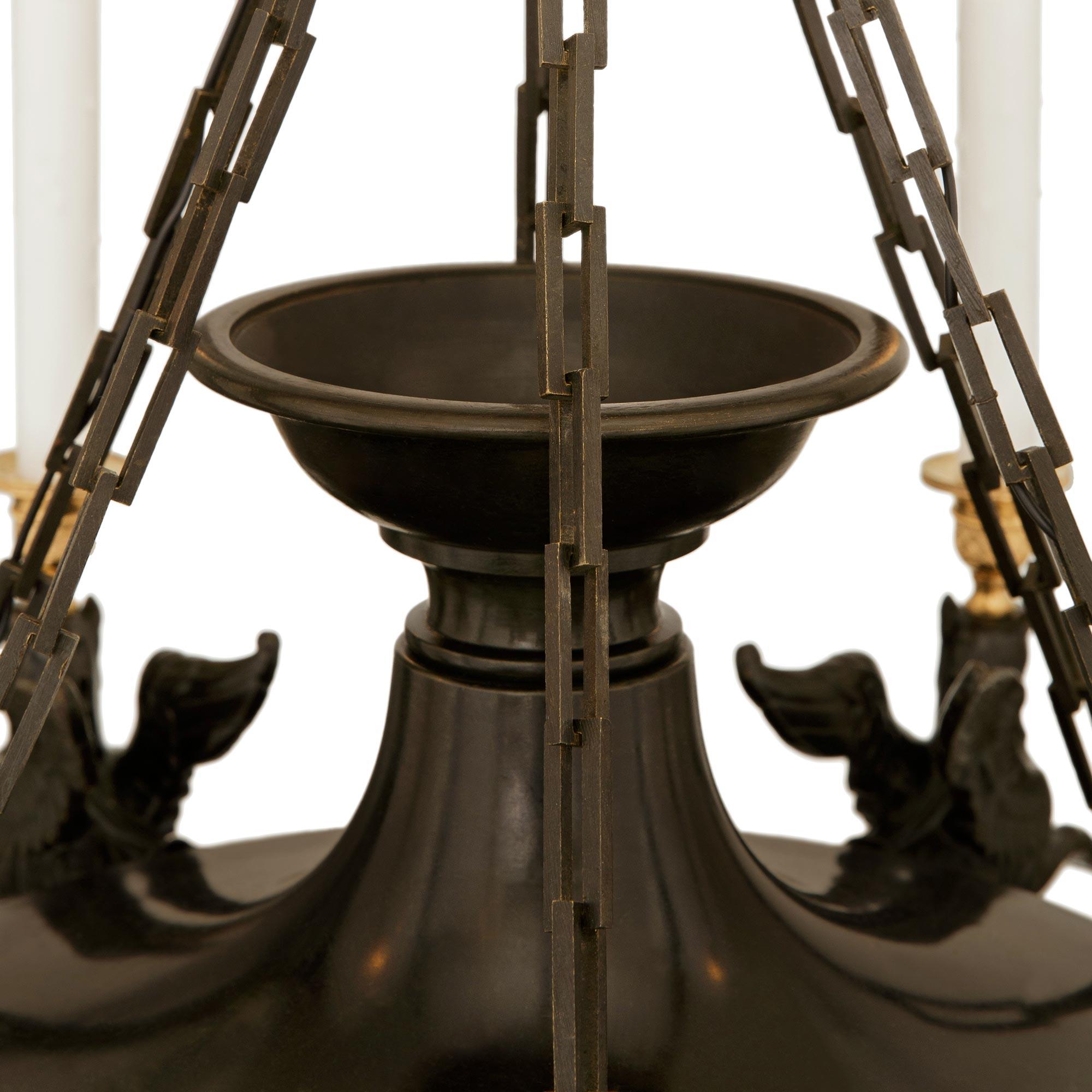 Bronzo Lampadario francese dell'inizio del XIX secolo del periodo della Restaurazione in ormolu e bronzo in vendita